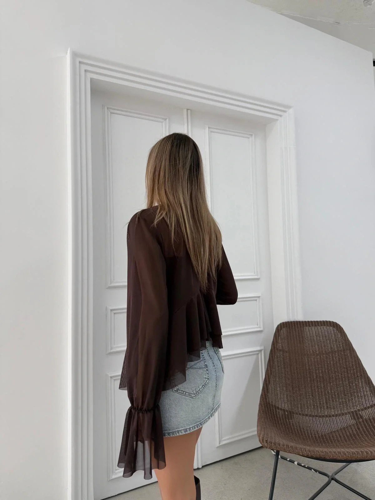 İSPANYOL KOL BAĞLAMA DETAY TÜL ATLETLİ BLUZ KAHVE