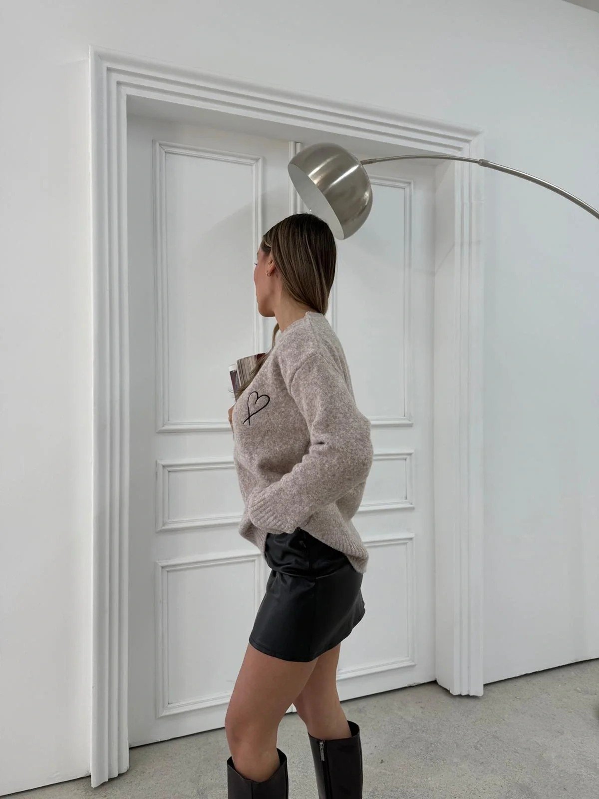 KALP NAKIŞ DETAY YUMOŞ KAZAK BEJ