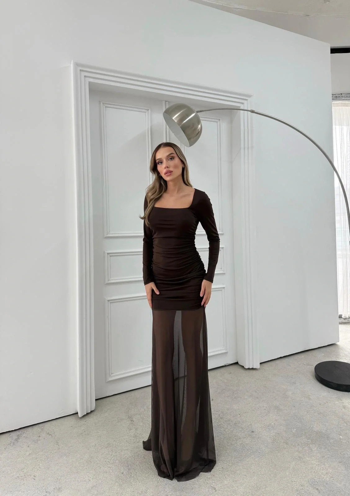 KARE YAKA ETEK TÜL DETAY UZUN ELBİSE KAHVE