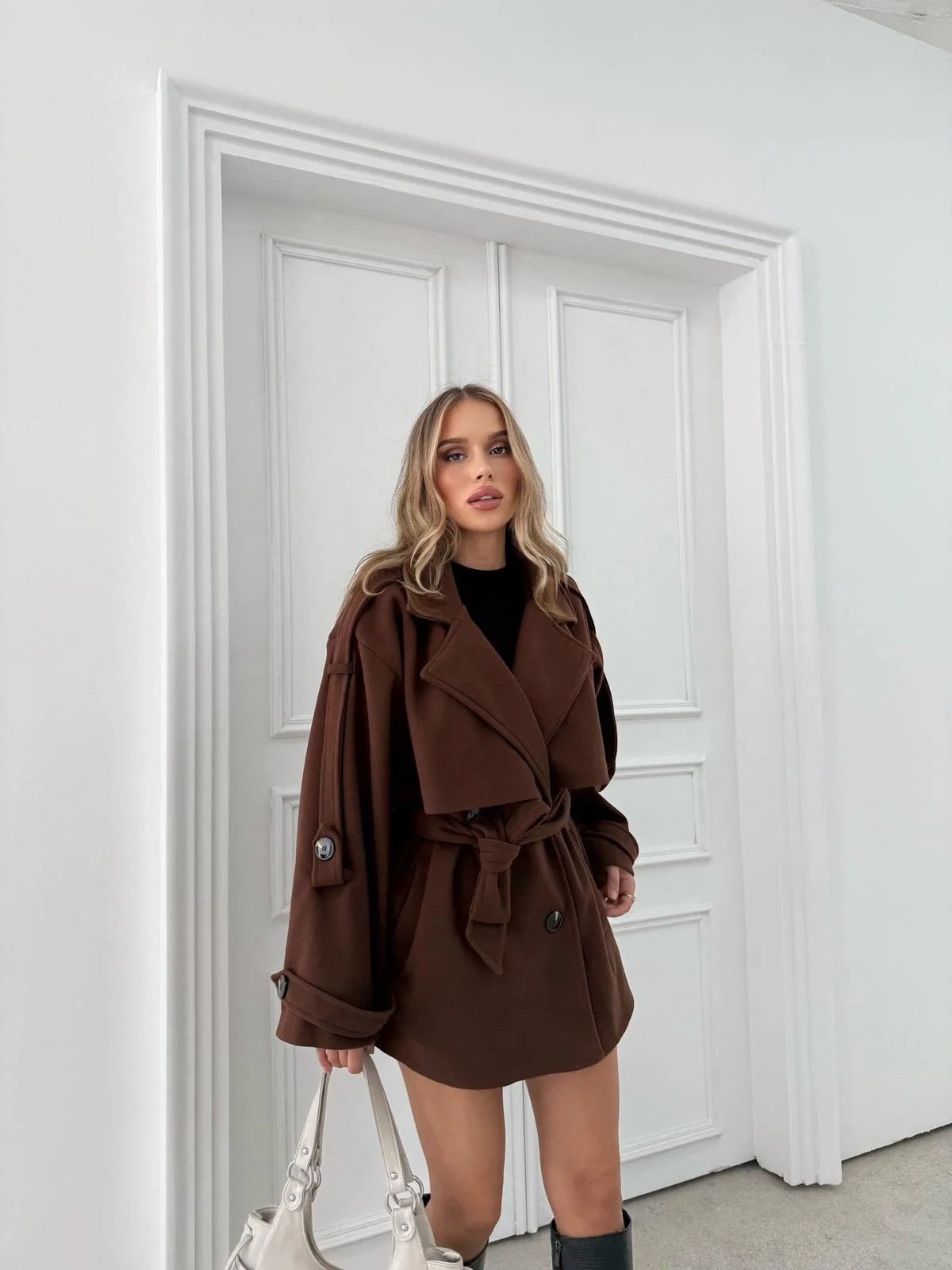 KAŞE BEL VE KOL KUŞAKLI İÇ ASTARLI DÜĞME DETAY TRENÇ KAHVE 2026