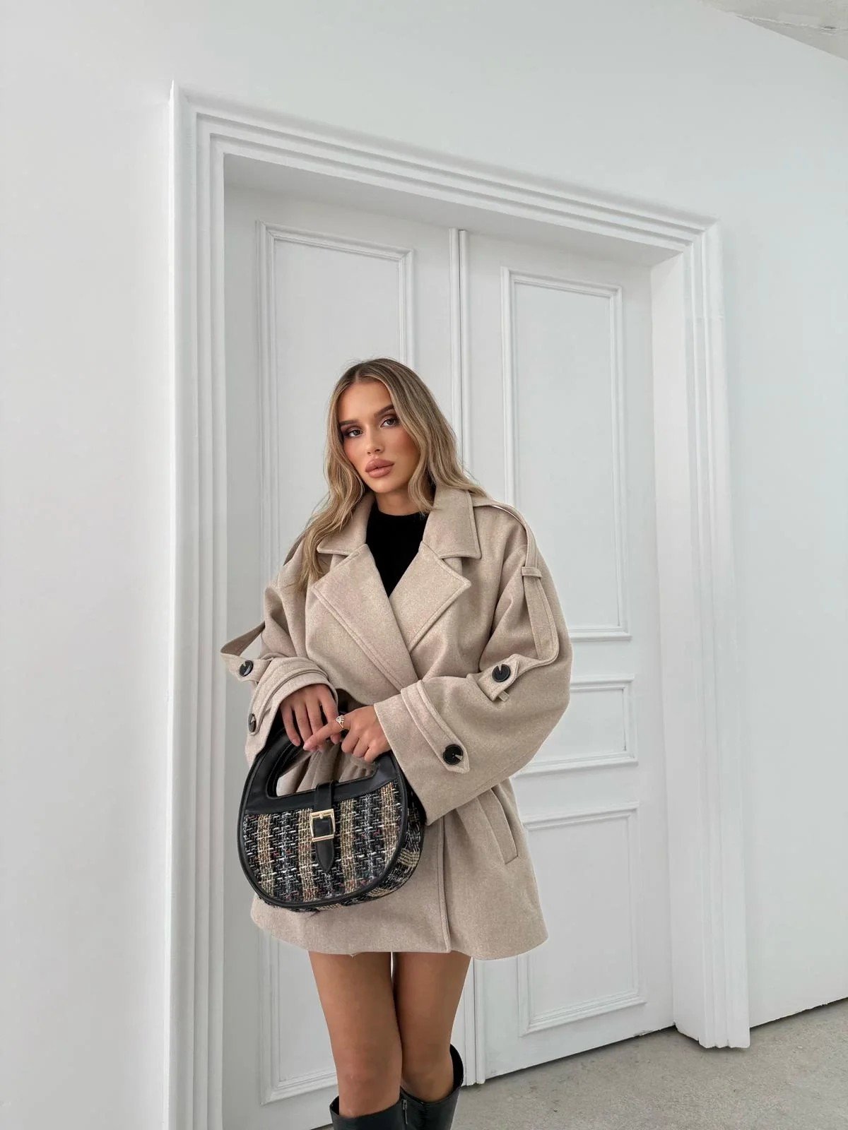 KAŞE BEL VE KOL KUŞAKLI İÇ ASTARLI DÜĞME DETAY TRENÇ KREM 2026