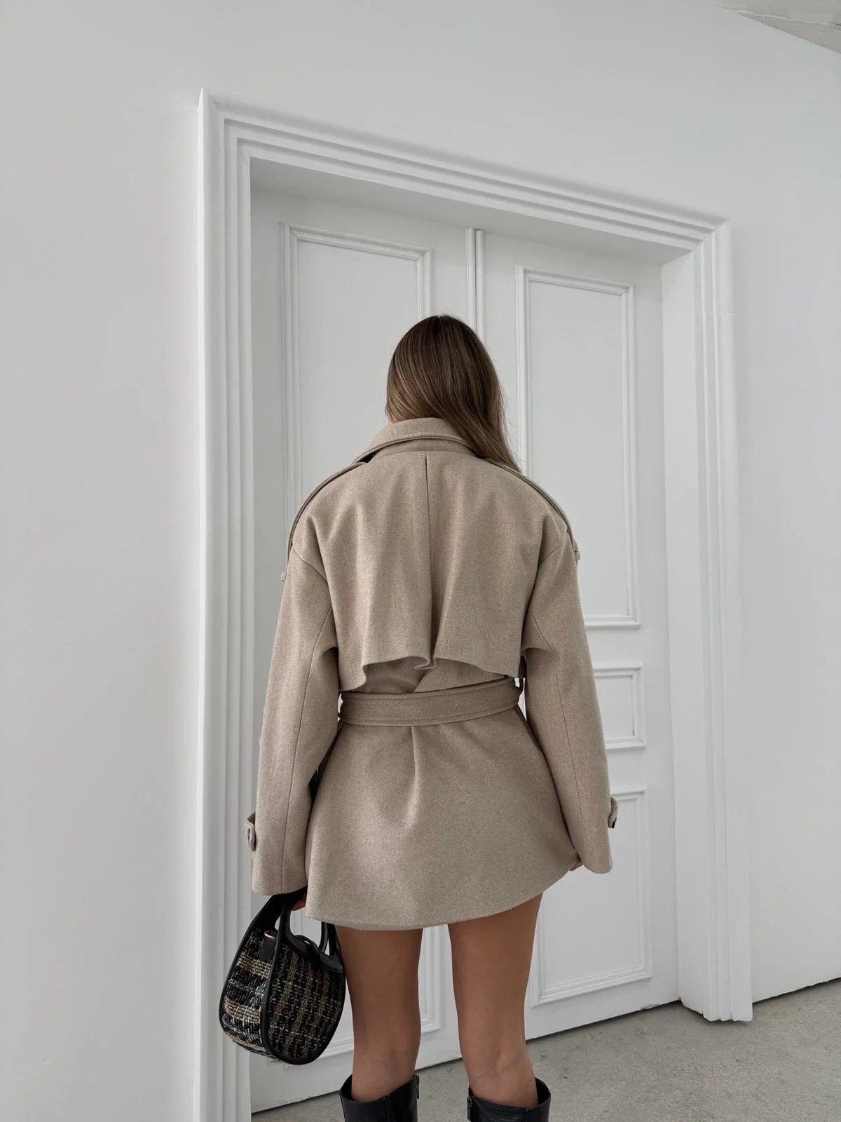 KAŞE BEL VE KOL KUŞAKLI İÇ ASTARLI DÜĞME DETAY TRENÇ KREM 2026