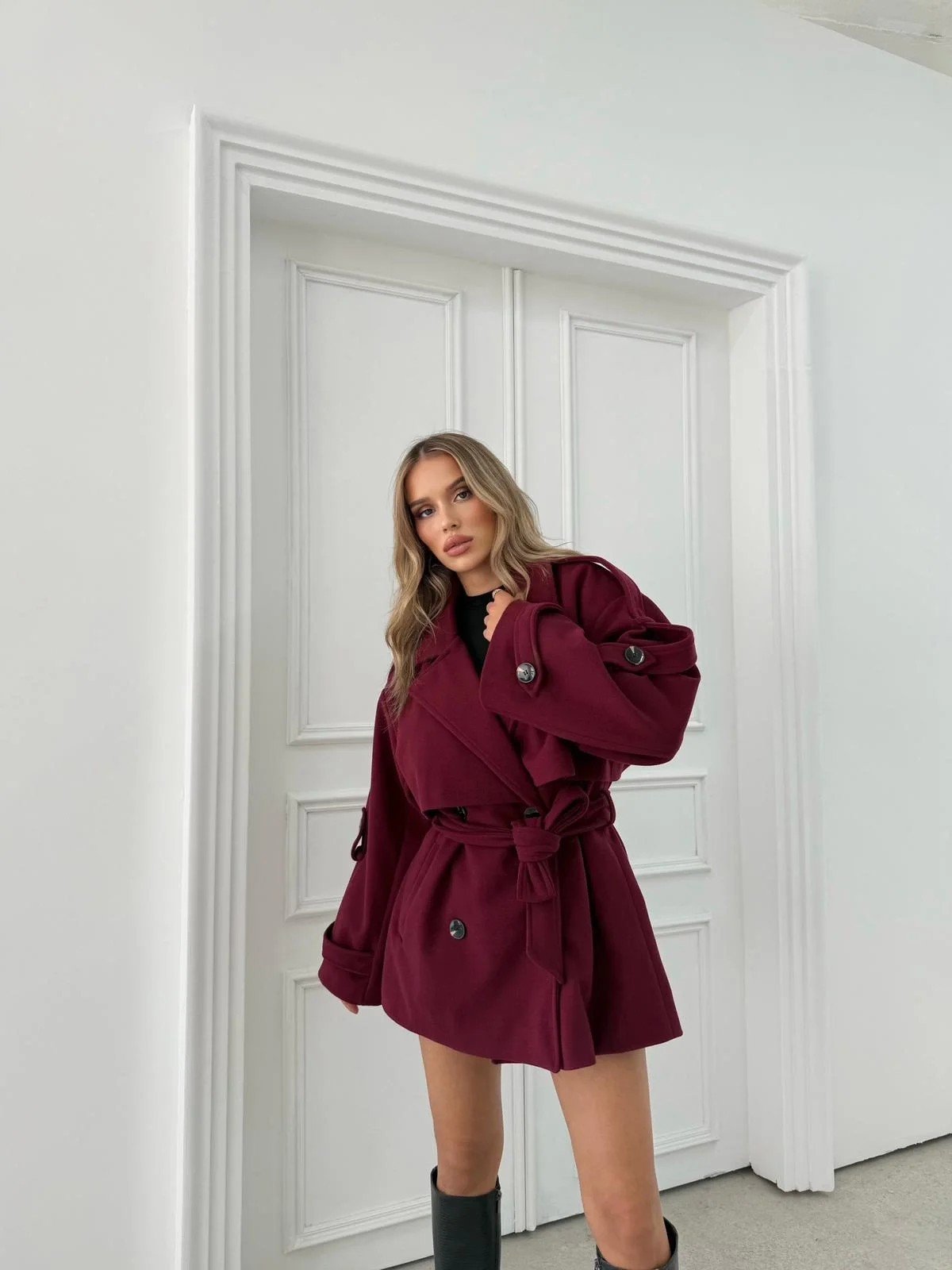 KAŞE BEL VE KOL KUŞAKLI İÇ ASTARLI DÜĞME DETAY TRENÇ BORDO 2026