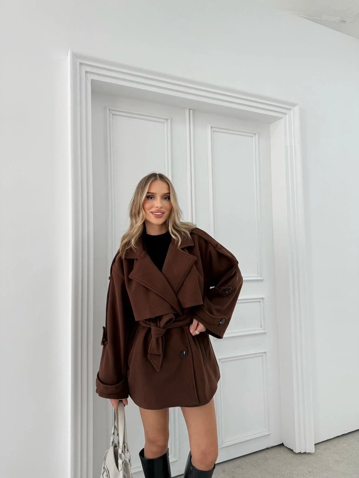 KAŞE BEL VE KOL KUŞAKLI İÇ ASTARLI DÜĞME DETAY TRENÇ KAHVE 2026