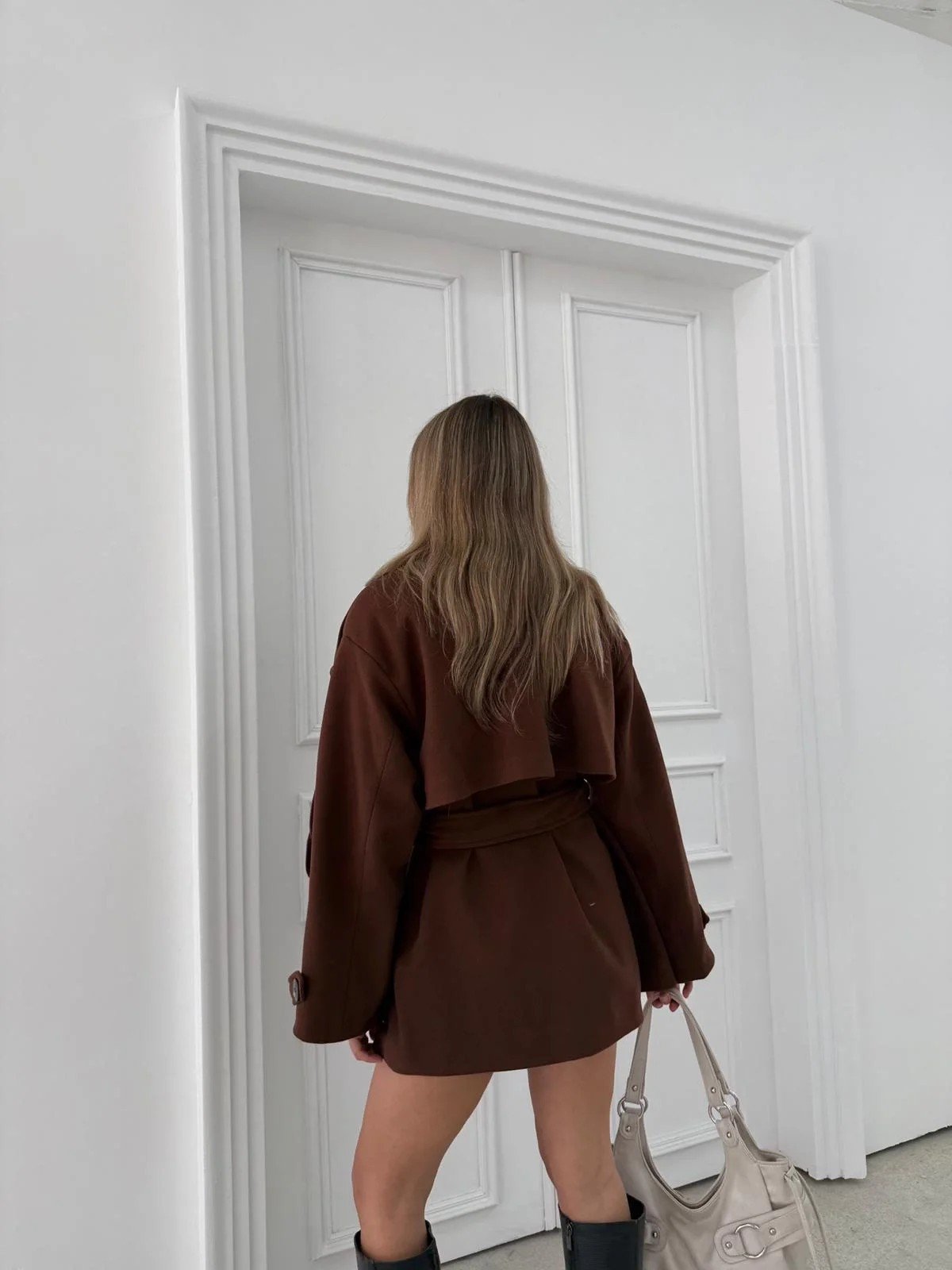 KAŞE BEL VE KOL KUŞAKLI İÇ ASTARLI DÜĞME DETAY TRENÇ KAHVE 2026