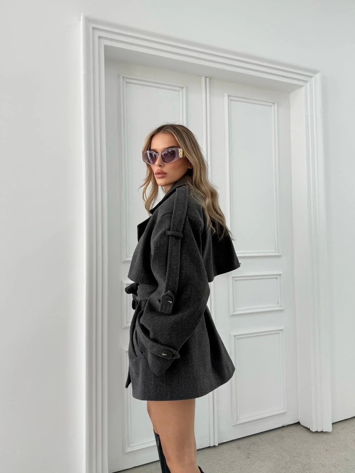 KAŞE BEL VE KOL KUŞAKLI İÇ ASTARLI DÜĞME DETAY TRENÇ ANTRASİT 2026