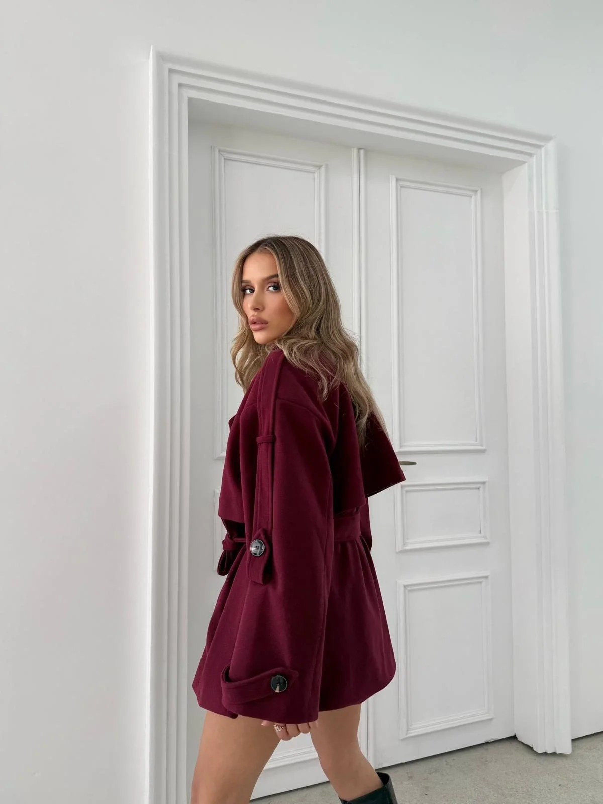 KAŞE BEL VE KOL KUŞAKLI İÇ ASTARLI DÜĞME DETAY TRENÇ BORDO 2026