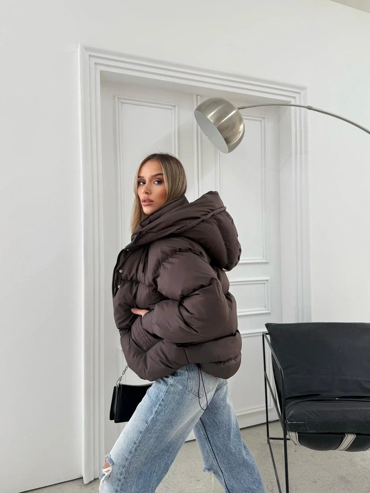 KOL ÇIRTLI KAPİŞONLU ŞİŞME MONT KAHVE