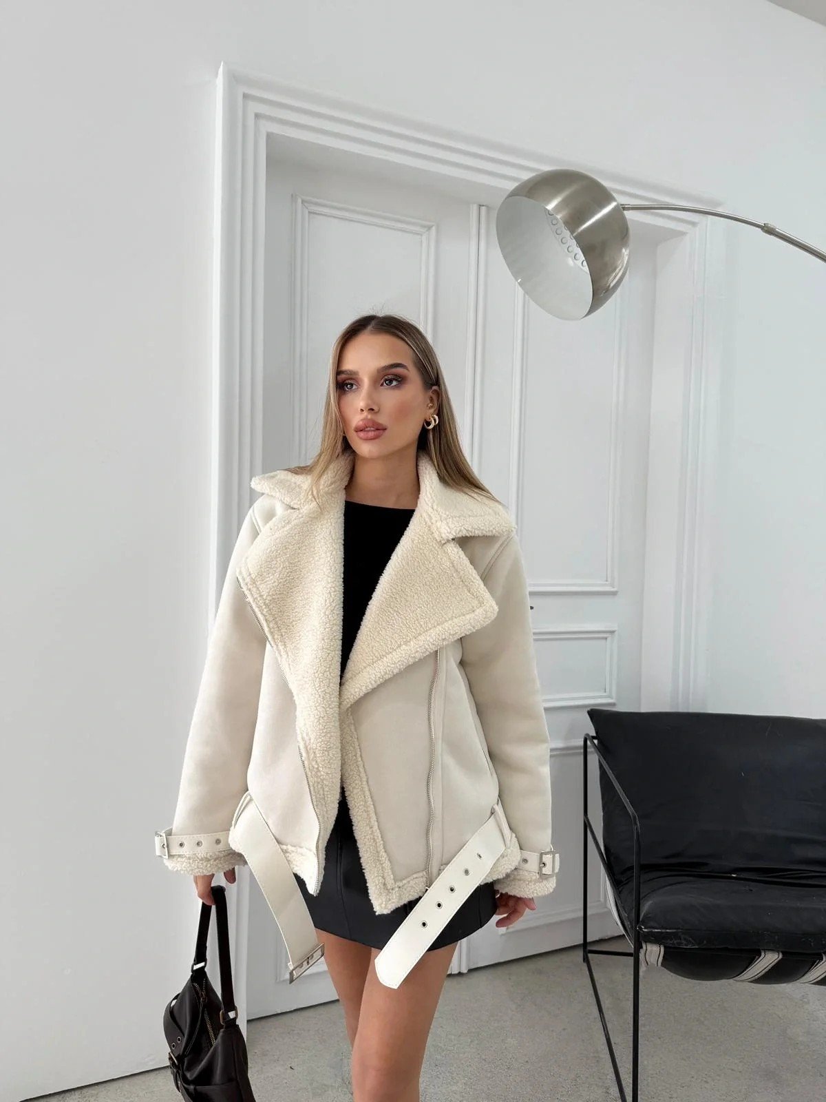 KRUVAZE YAKA KOL VE BEL KEMER DETAY İÇ KÜRKLÜ LAMİNE MONT KREM 3162