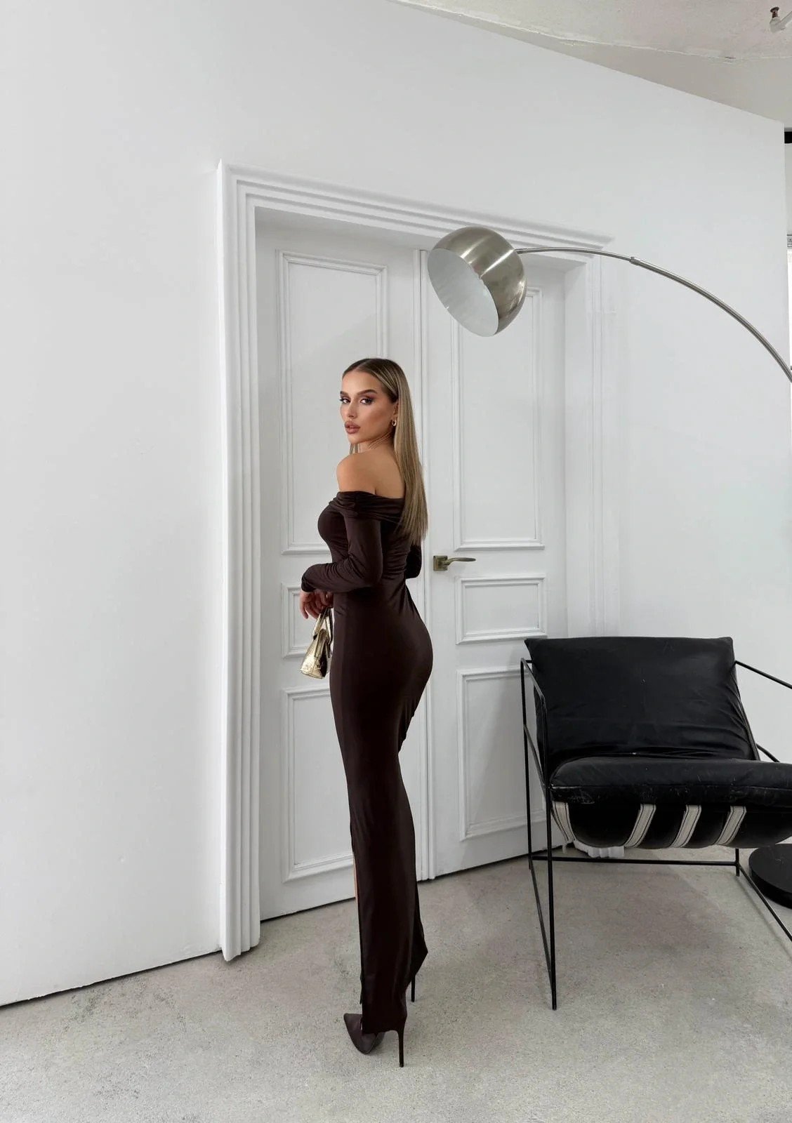 MADONNA YAKA AKSESUAR DETAY UZUN SANDY ELBİSE KAHVE