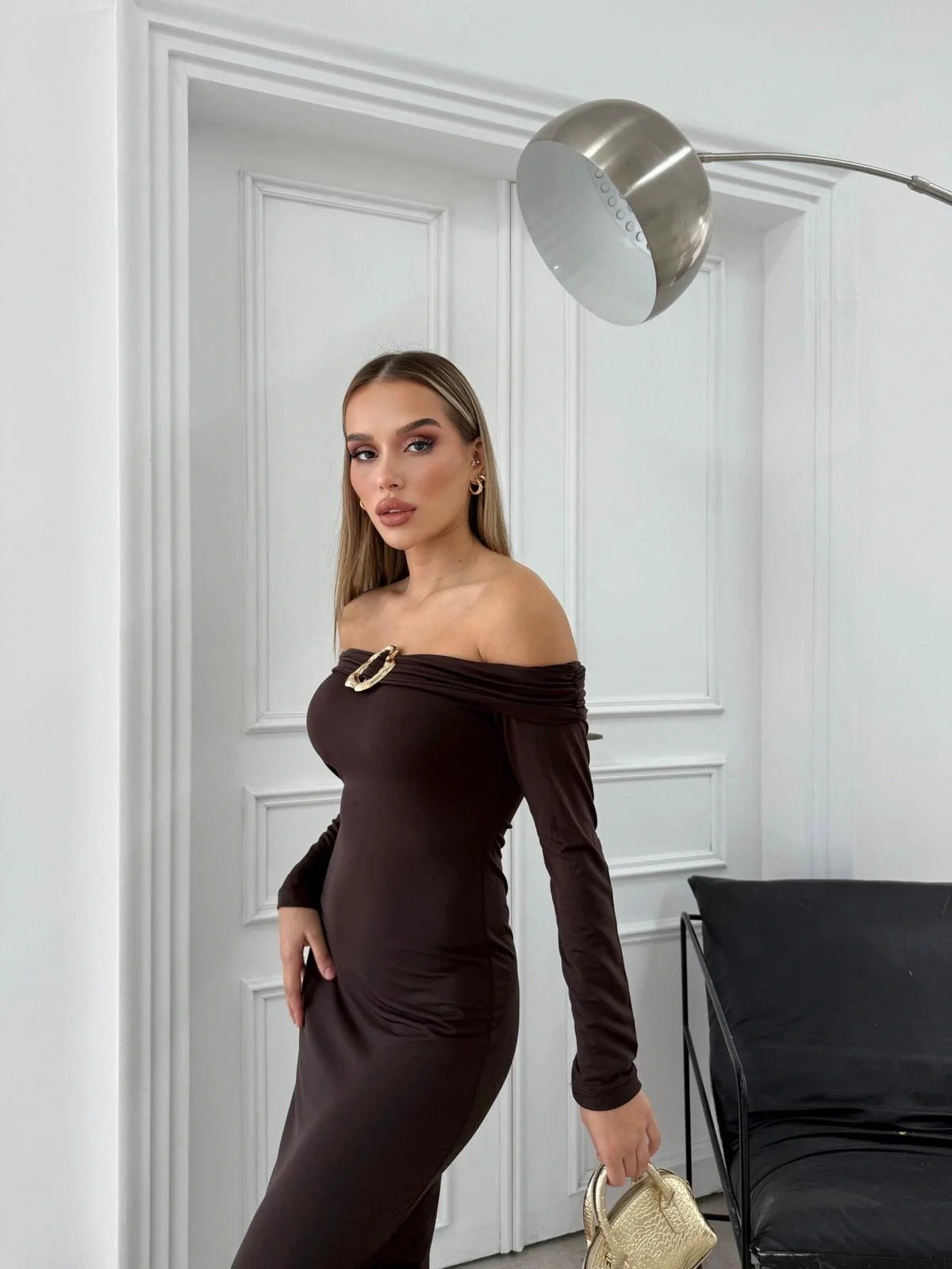 MADONNA YAKA AKSESUAR DETAY UZUN SANDY ELBİSE KAHVE