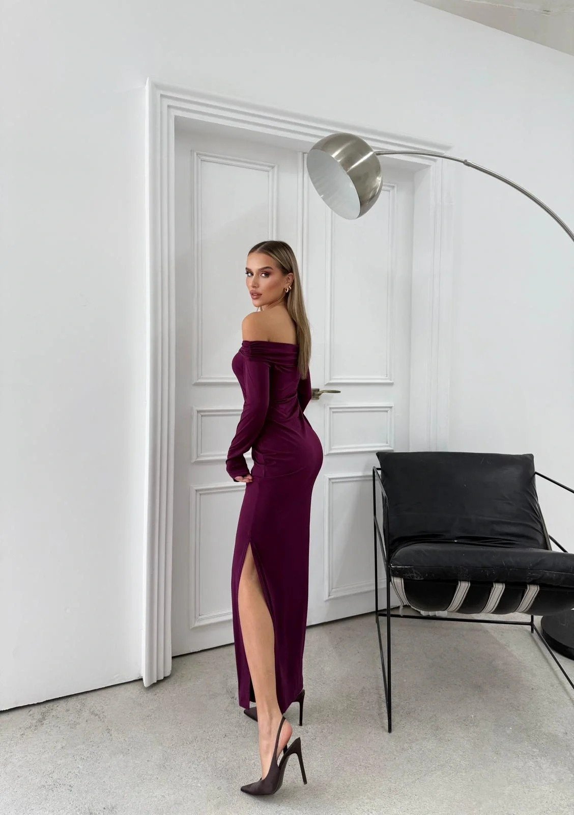 MADONNA YAKA AKSESUAR DETAY UZUN SANDY ELBİSE MÜRDÜM