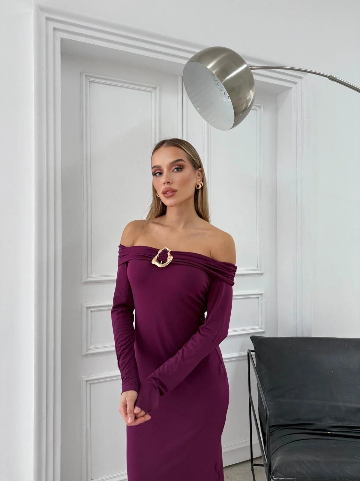 MADONNA YAKA AKSESUAR DETAY UZUN SANDY ELBİSE MÜRDÜM