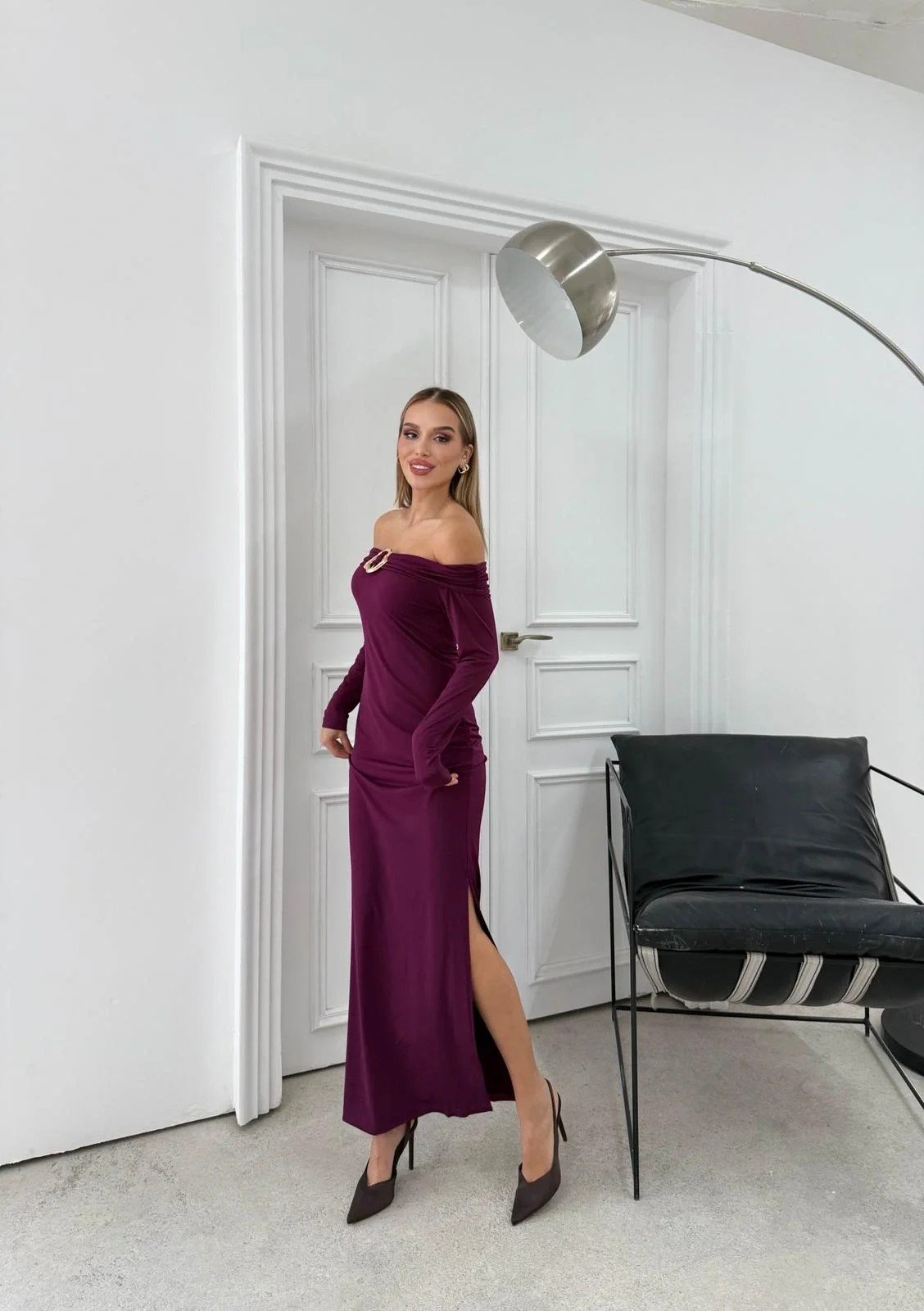 MADONNA YAKA AKSESUAR DETAY UZUN SANDY ELBİSE MÜRDÜM