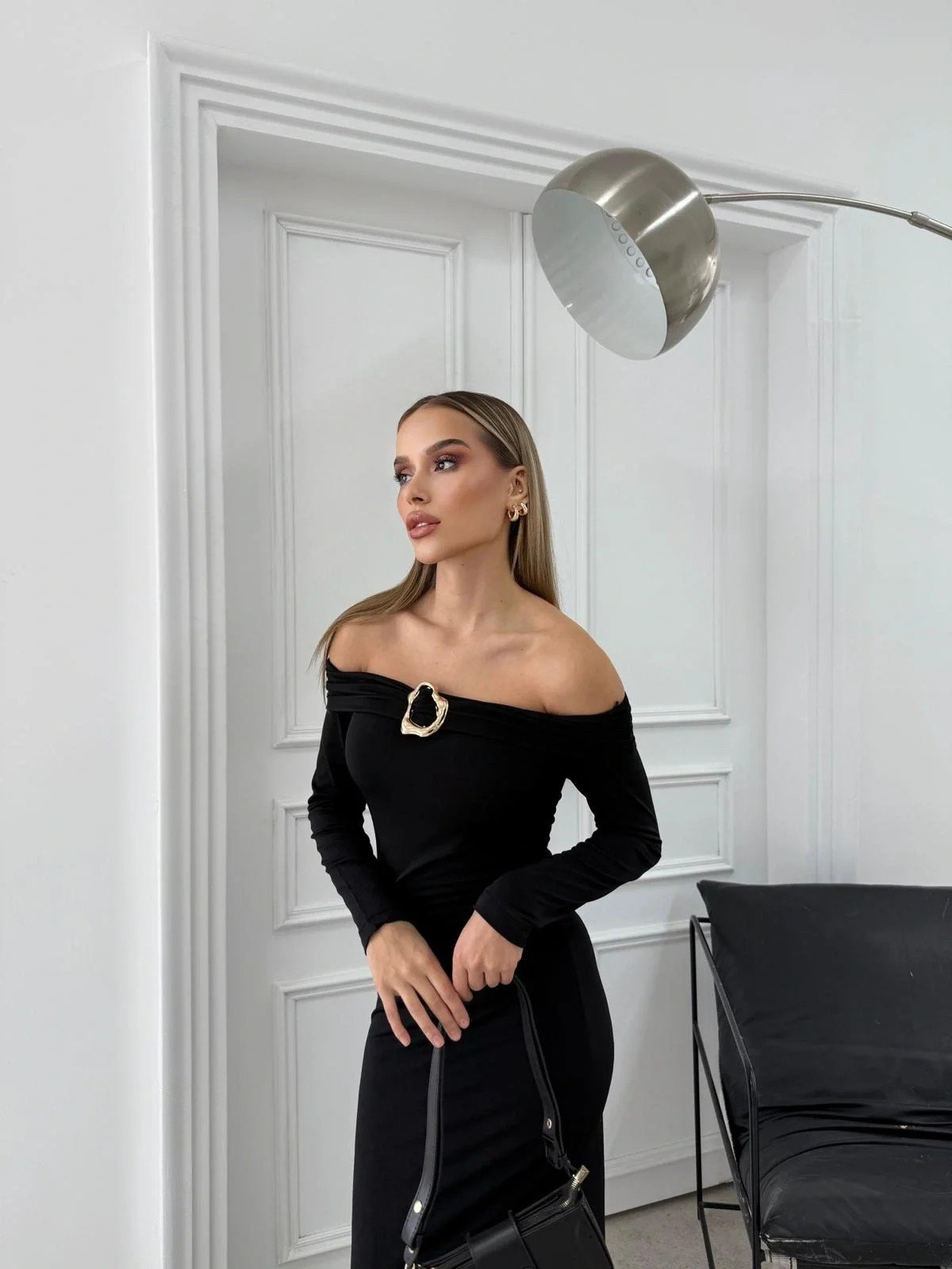 MADONNA YAKA AKSESUAR DETAY UZUN SANDY ELBİSE SİYAH