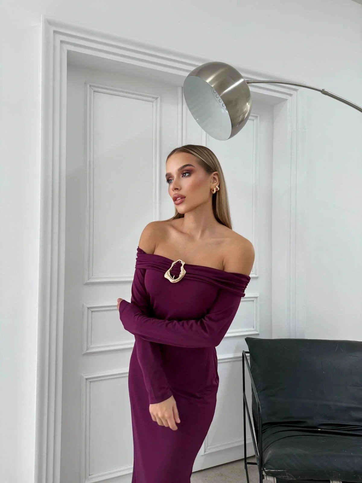 MADONNA YAKA AKSESUAR DETAY UZUN SANDY ELBİSE MÜRDÜM