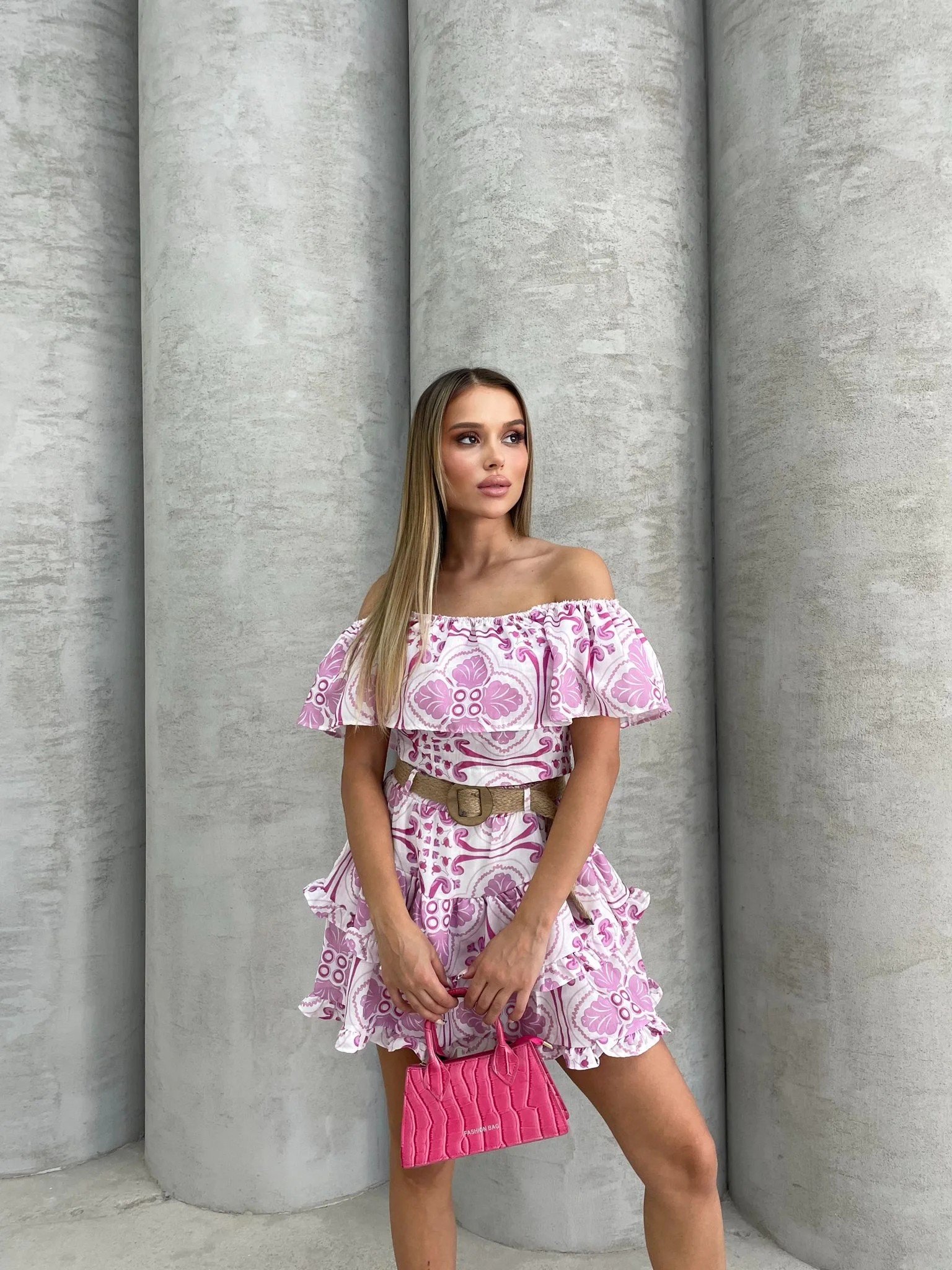 MADONNA YAKA DESENLİ BLUZ VE KEMERLİ ETEKLİ İKİLİ TAKIM PEMBE