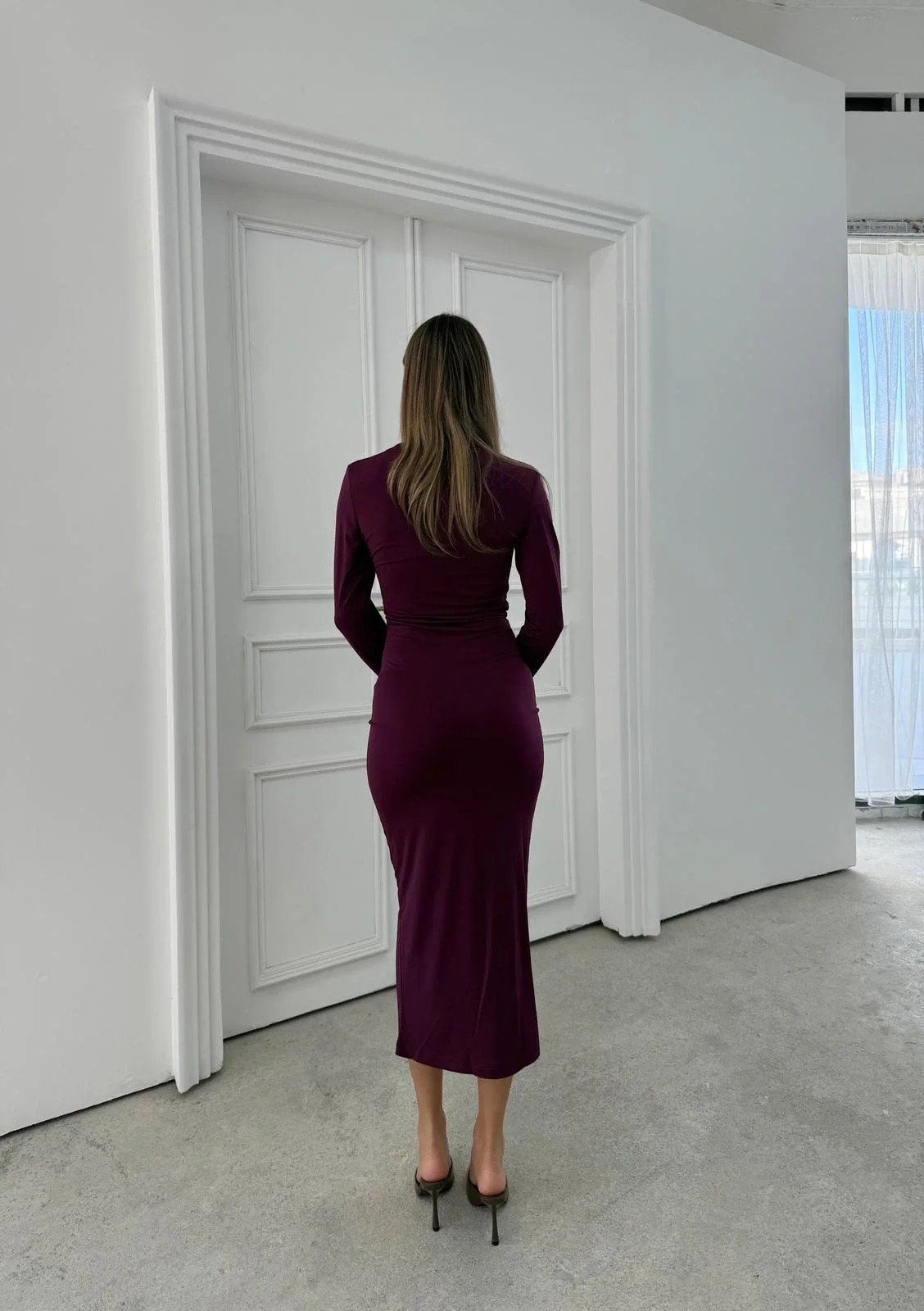 OMUZ VE BEL DRAPELİ UZUN SANDY ELBİSE MÜRDÜM