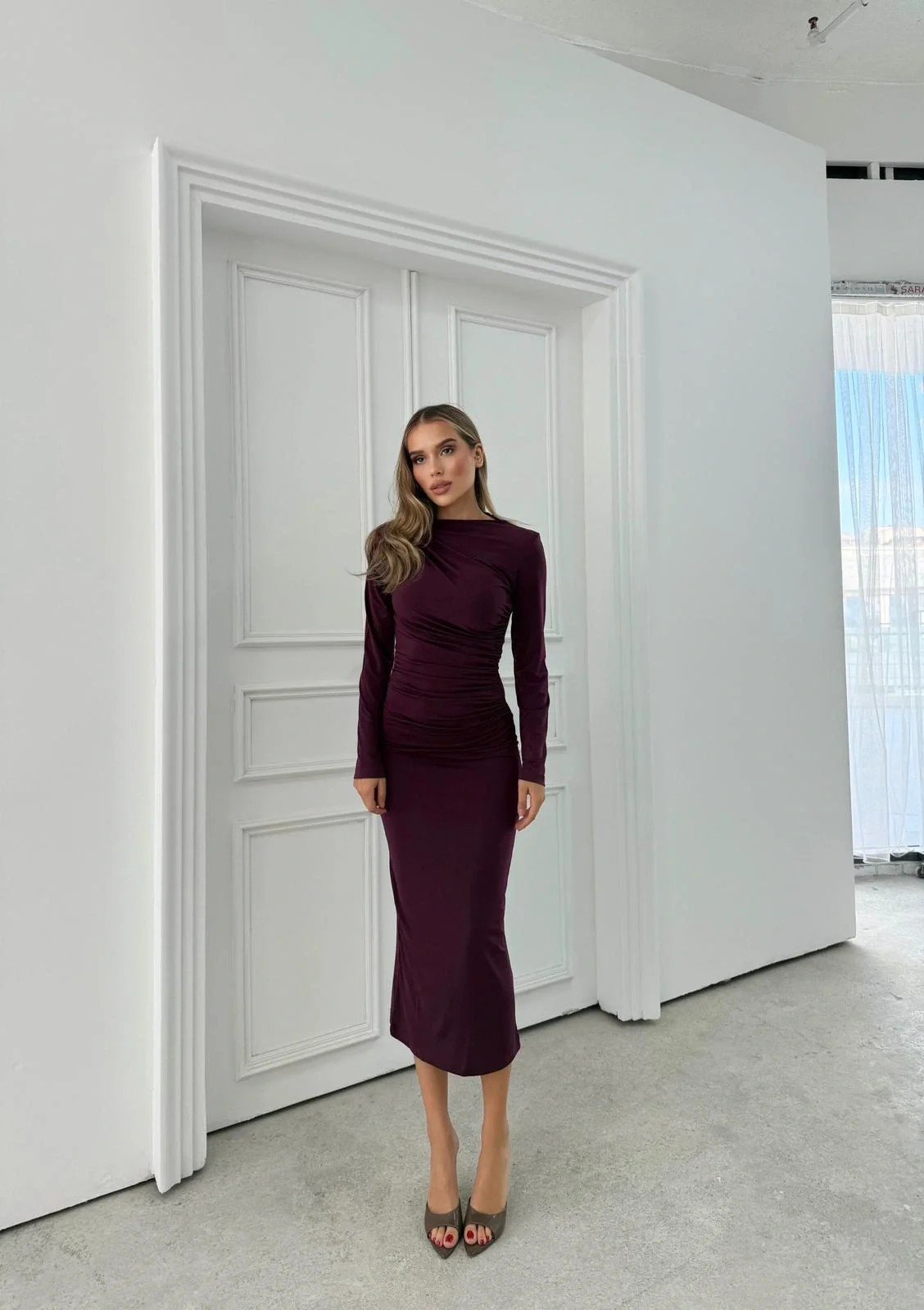 OMUZ VE BEL DRAPELİ UZUN SANDY ELBİSE MÜRDÜM