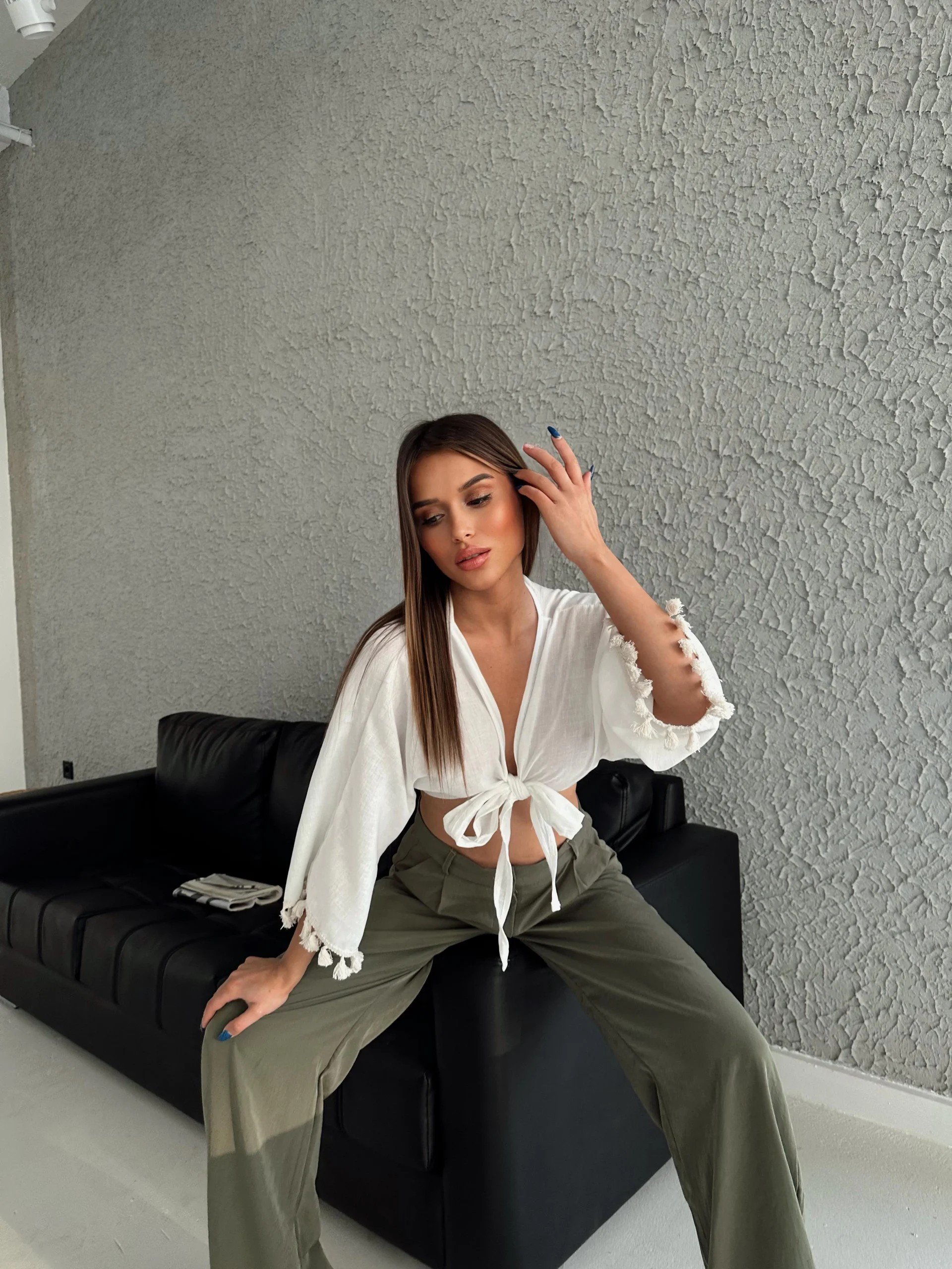 PONPONLU KOL DETAY ÖN BAĞLAMALI KETEN BLUZ