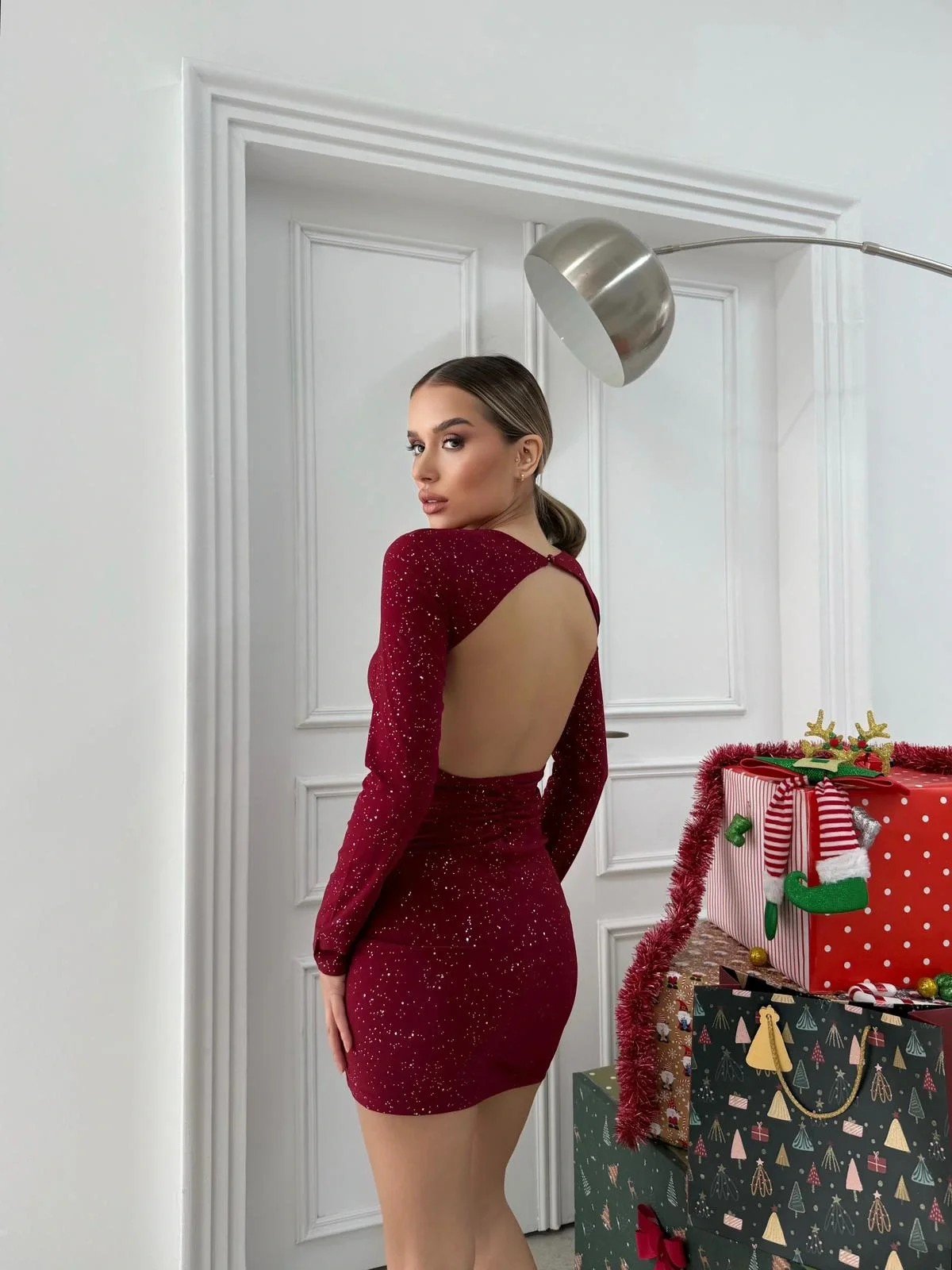 SIRT DEKOLTE DETAY SİMLİ ELBİSE BORDO