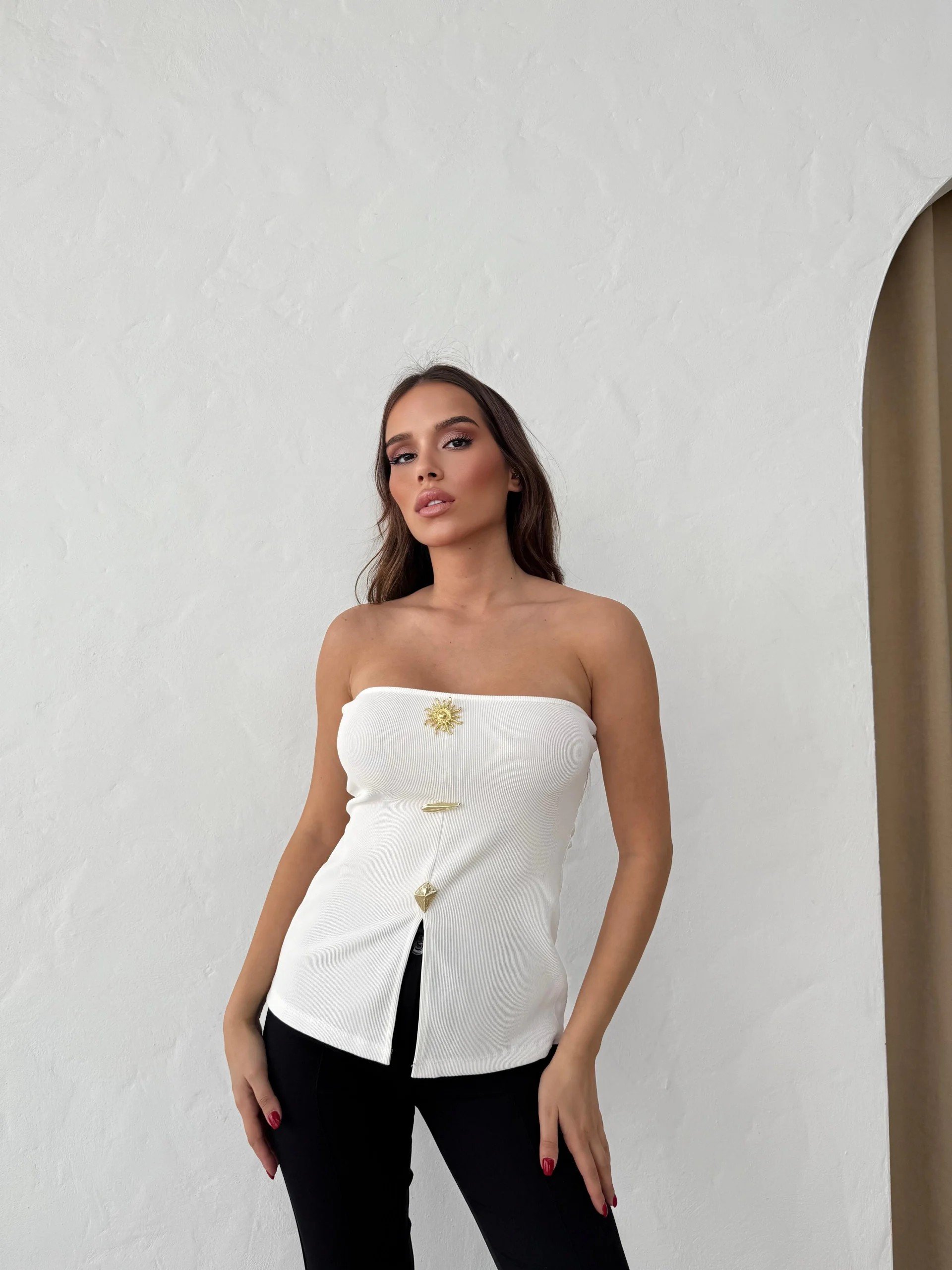 STRAPLEZ AKSESUAR DETAY YIRTMAÇLI OTTOMAN BLUZ BEYAZ
