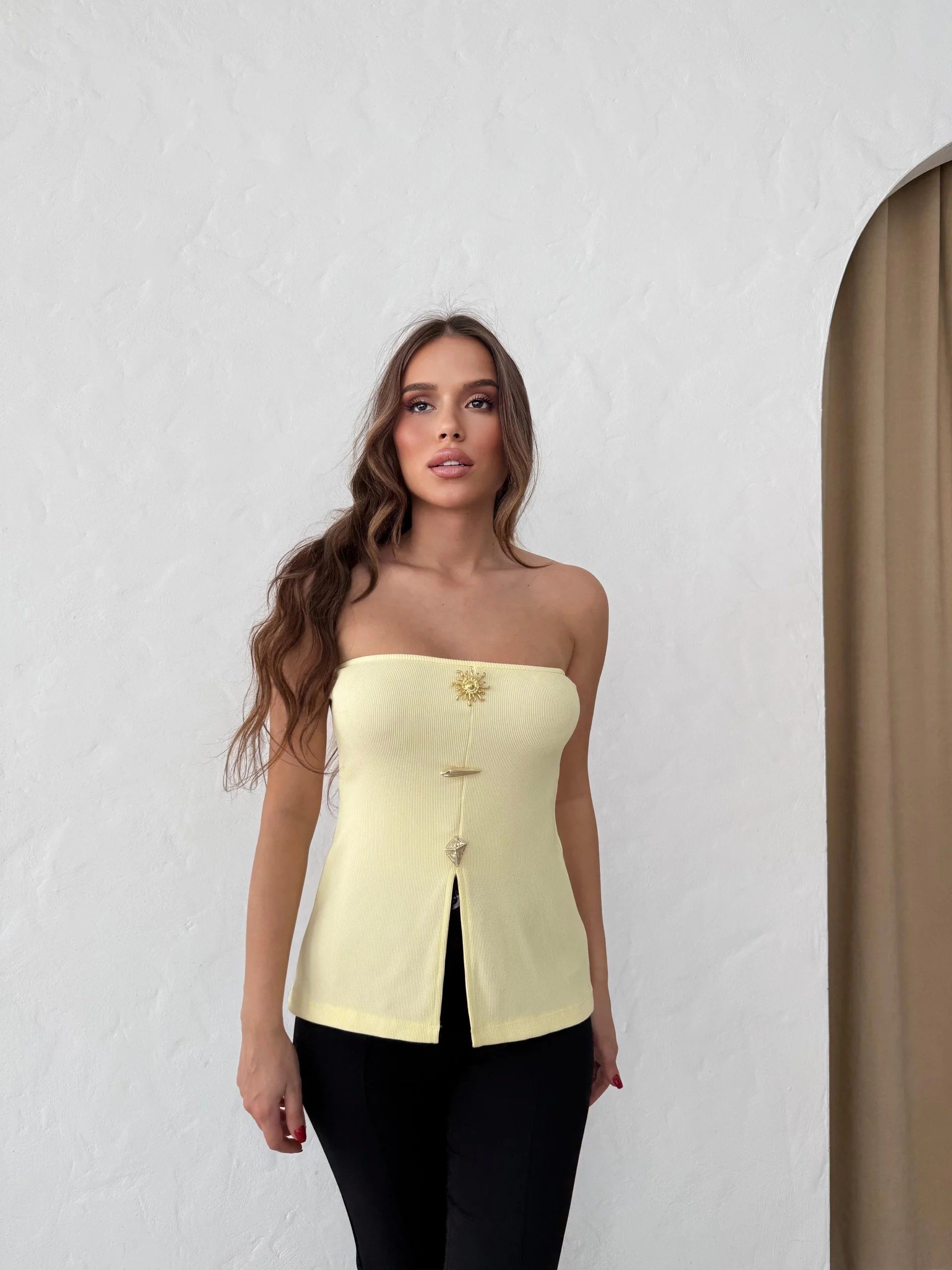 STRAPLEZ AKSESUAR DETAY YIRTMAÇLI OTTOMAN BLUZ SARI