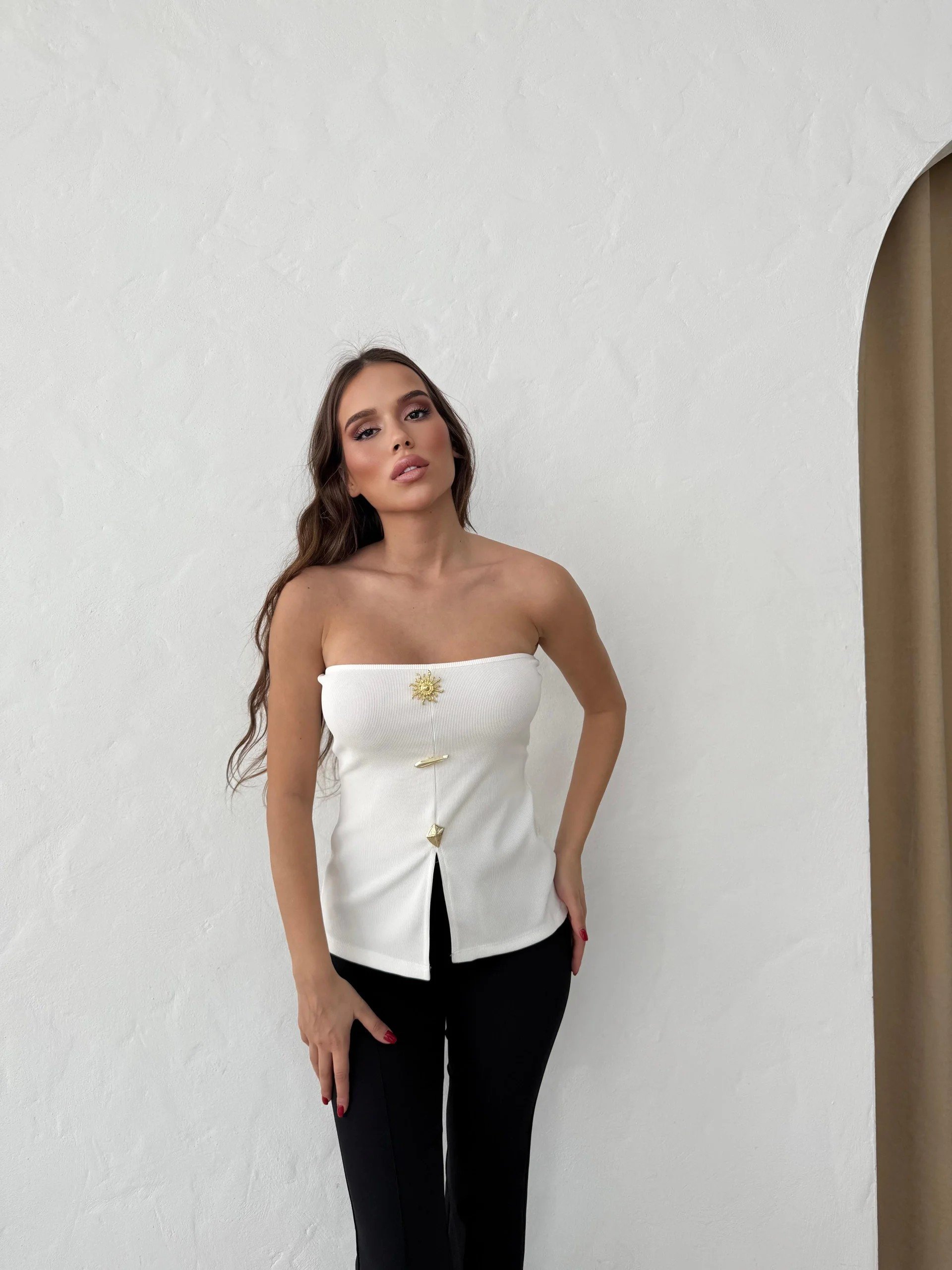 STRAPLEZ AKSESUAR DETAY YIRTMAÇLI OTTOMAN BLUZ BEYAZ