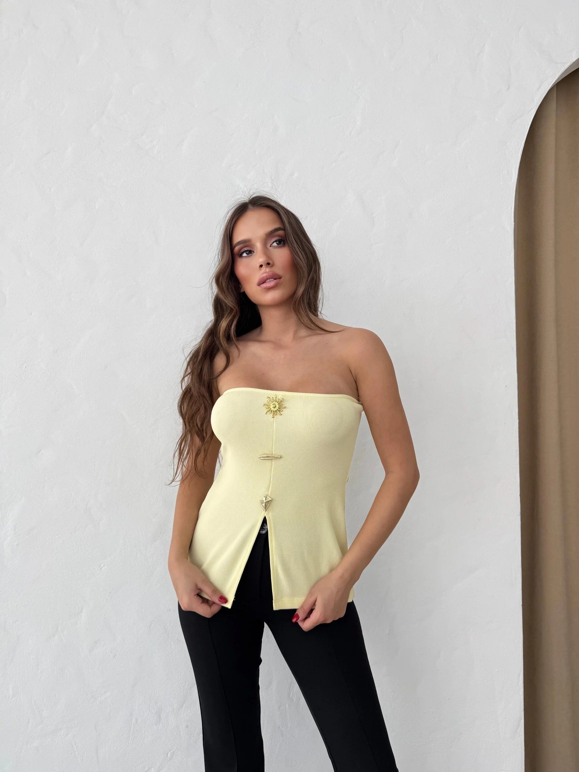 STRAPLEZ AKSESUAR DETAY YIRTMAÇLI OTTOMAN BLUZ SARI