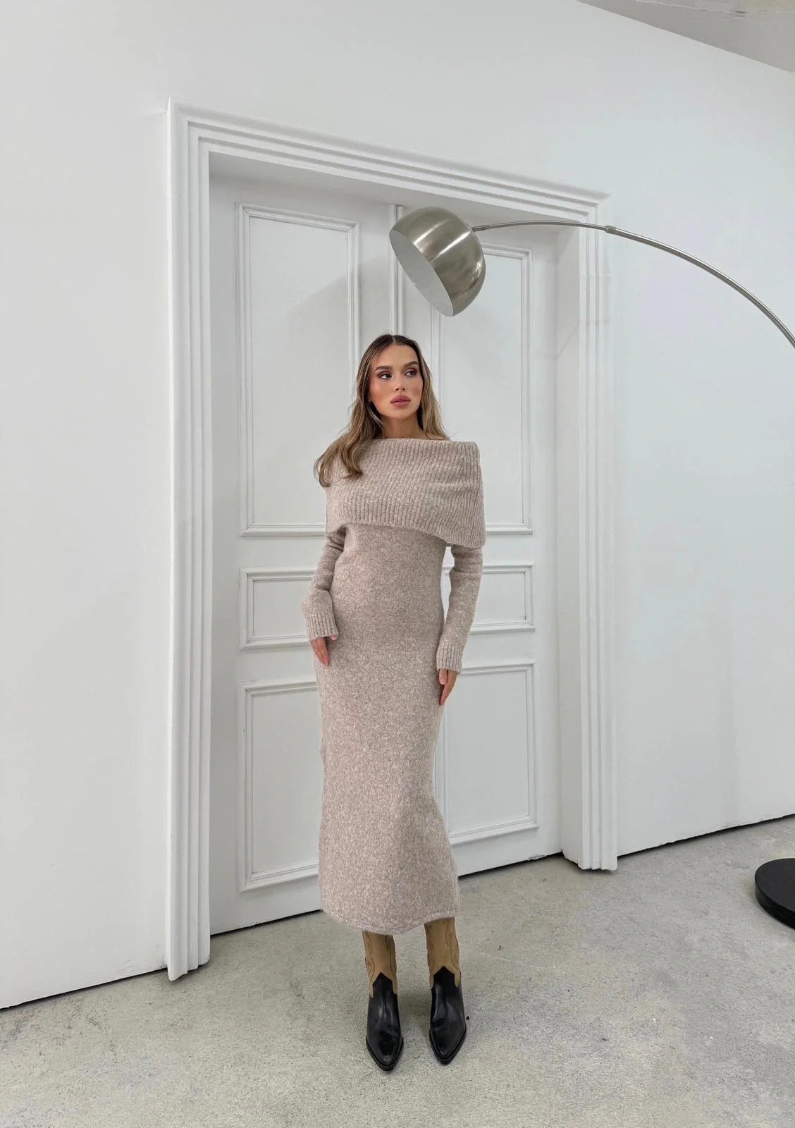 TRİKO MADONNA YAKA YUMOŞ DOKULU UZUN ELBİSE BEJ