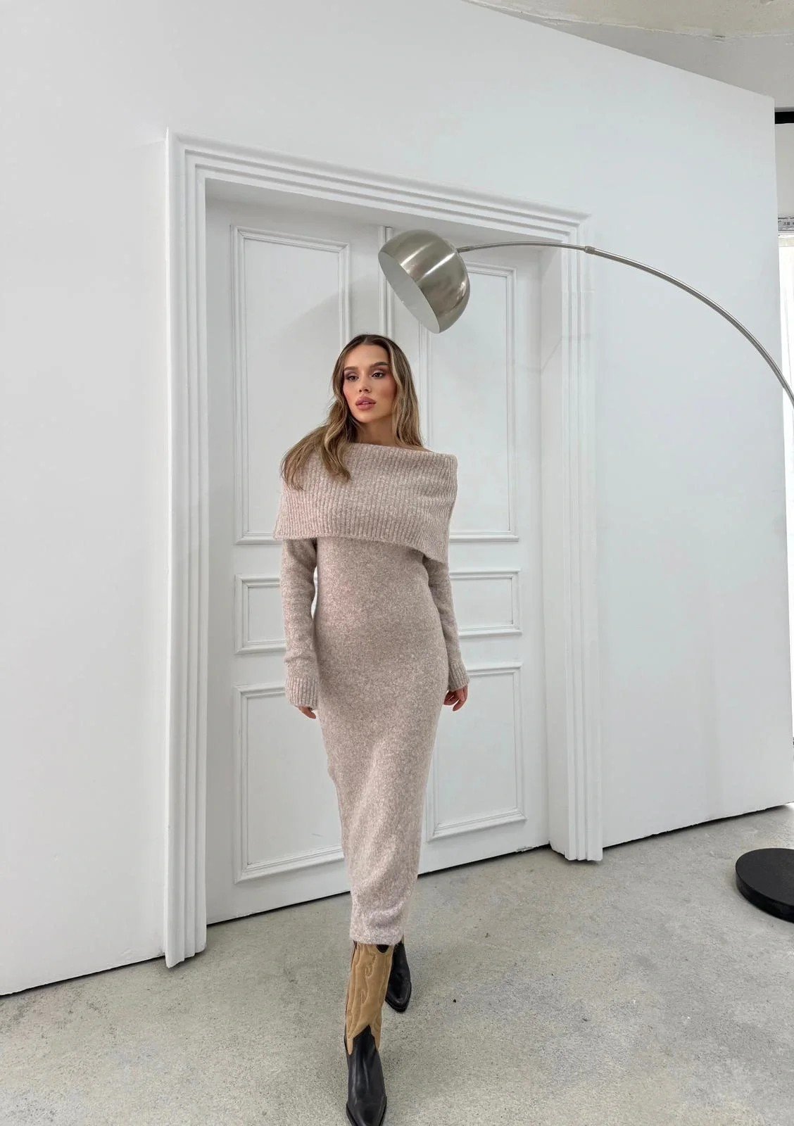 TRİKO MADONNA YAKA YUMOŞ DOKULU UZUN ELBİSE BEJ