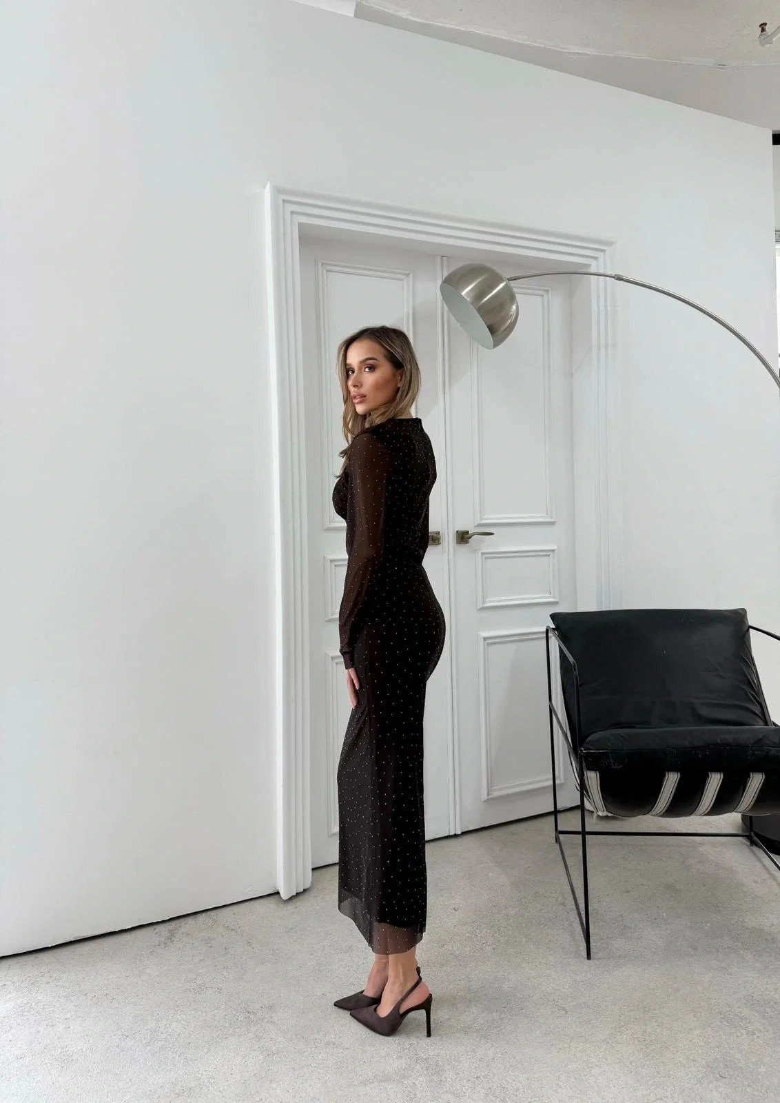 TÜL ASTARLI BEL DRAPE DETAY TAŞLI ELBİSE KAHVE