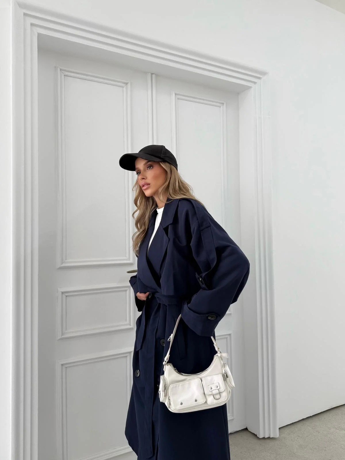 UZUN BEL VE KOL KUŞAKLI DÜĞME DETAY İÇ ASTARLI OVERSİZE TRENÇKOT LACİVERT