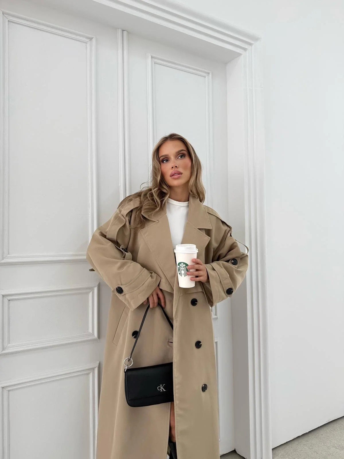 UZUN BEL VE KOL KUŞAKLI DÜĞME DETAY İÇ ASTARLI OVERSİZE TRENÇKOT KREM