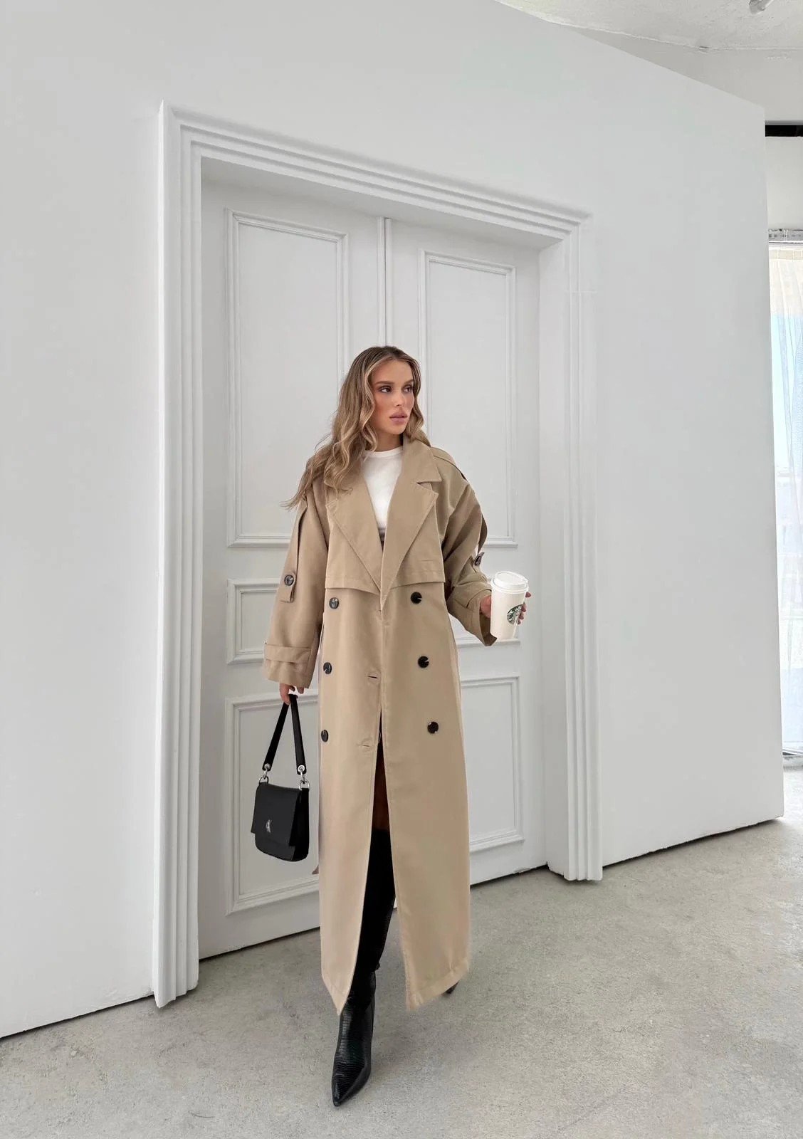 UZUN BEL VE KOL KUŞAKLI DÜĞME DETAY İÇ ASTARLI OVERSİZE TRENÇKOT KREM