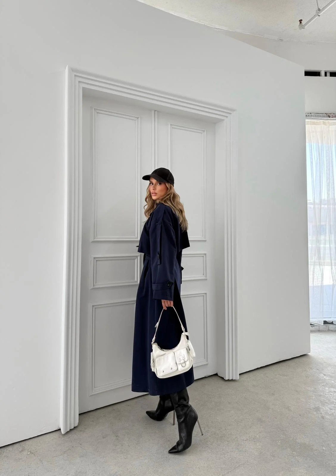 UZUN BEL VE KOL KUŞAKLI DÜĞME DETAY İÇ ASTARLI OVERSİZE TRENÇKOT LACİVERT