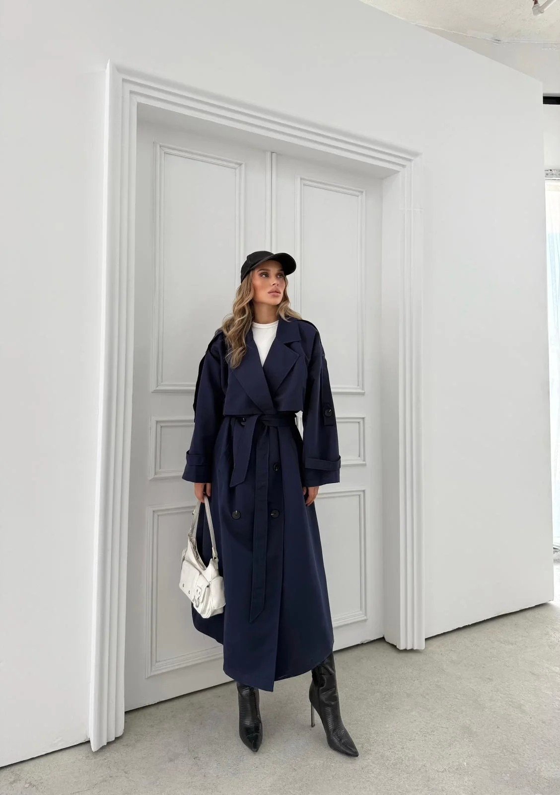 UZUN BEL VE KOL KUŞAKLI DÜĞME DETAY İÇ ASTARLI OVERSİZE TRENÇKOT LACİVERT