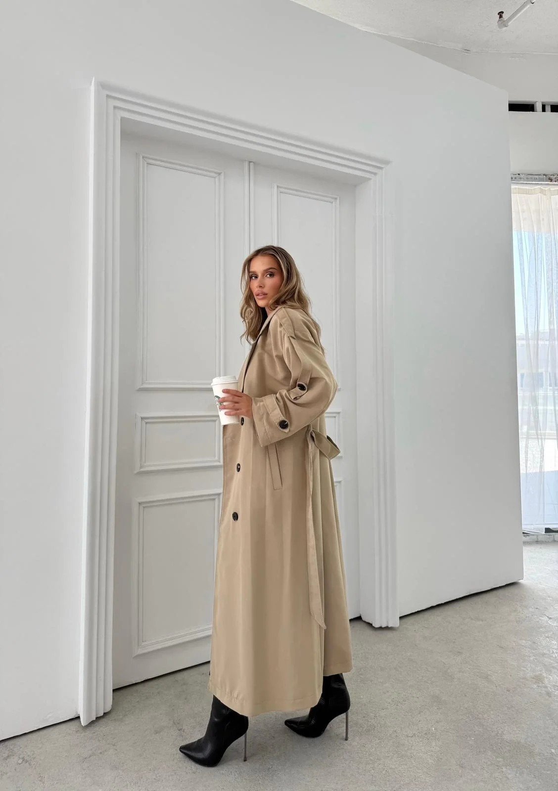 UZUN BEL VE KOL KUŞAKLI DÜĞME DETAY İÇ ASTARLI OVERSİZE TRENÇKOT KREM