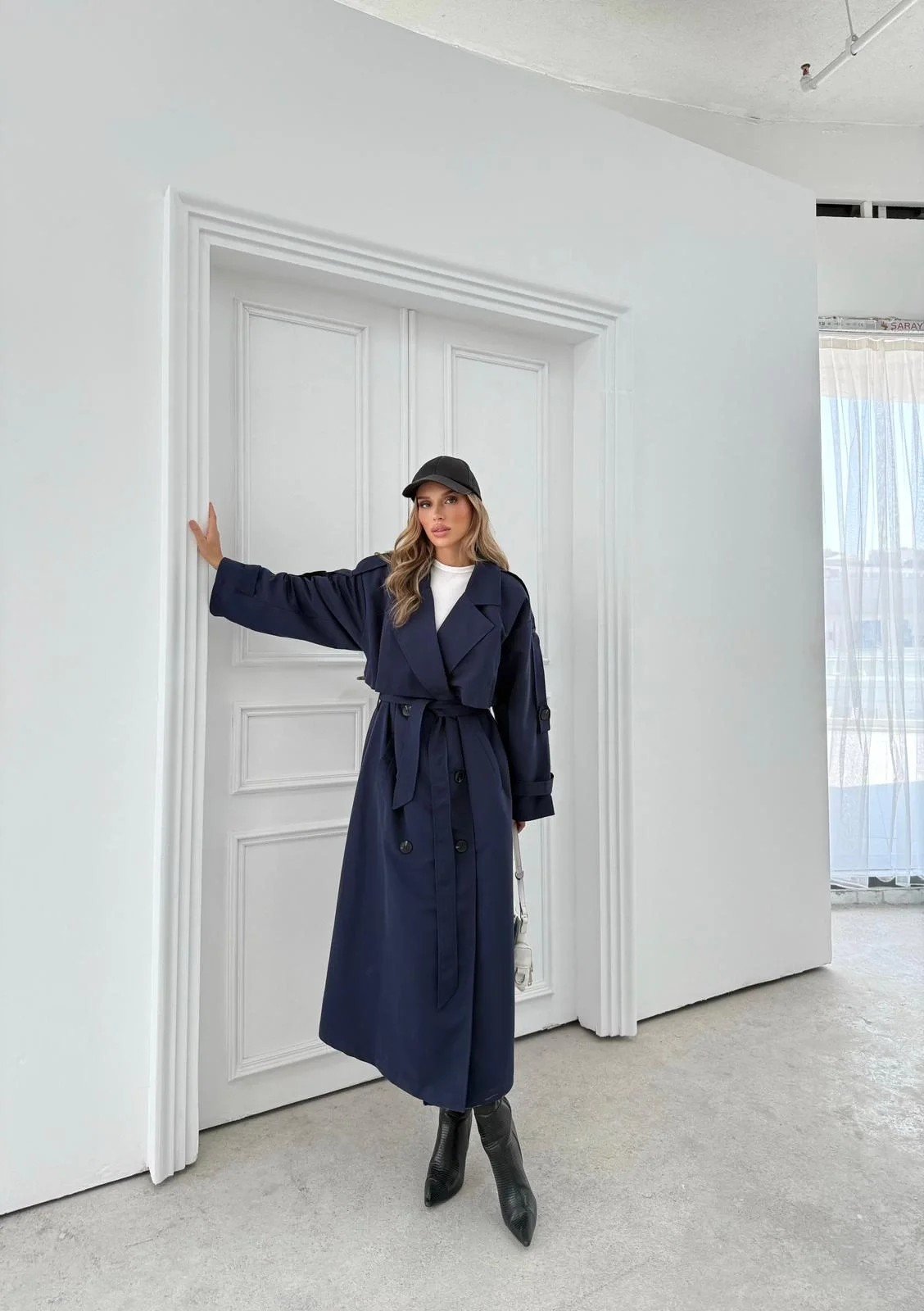 UZUN BEL VE KOL KUŞAKLI DÜĞME DETAY İÇ ASTARLI OVERSİZE TRENÇKOT LACİVERT