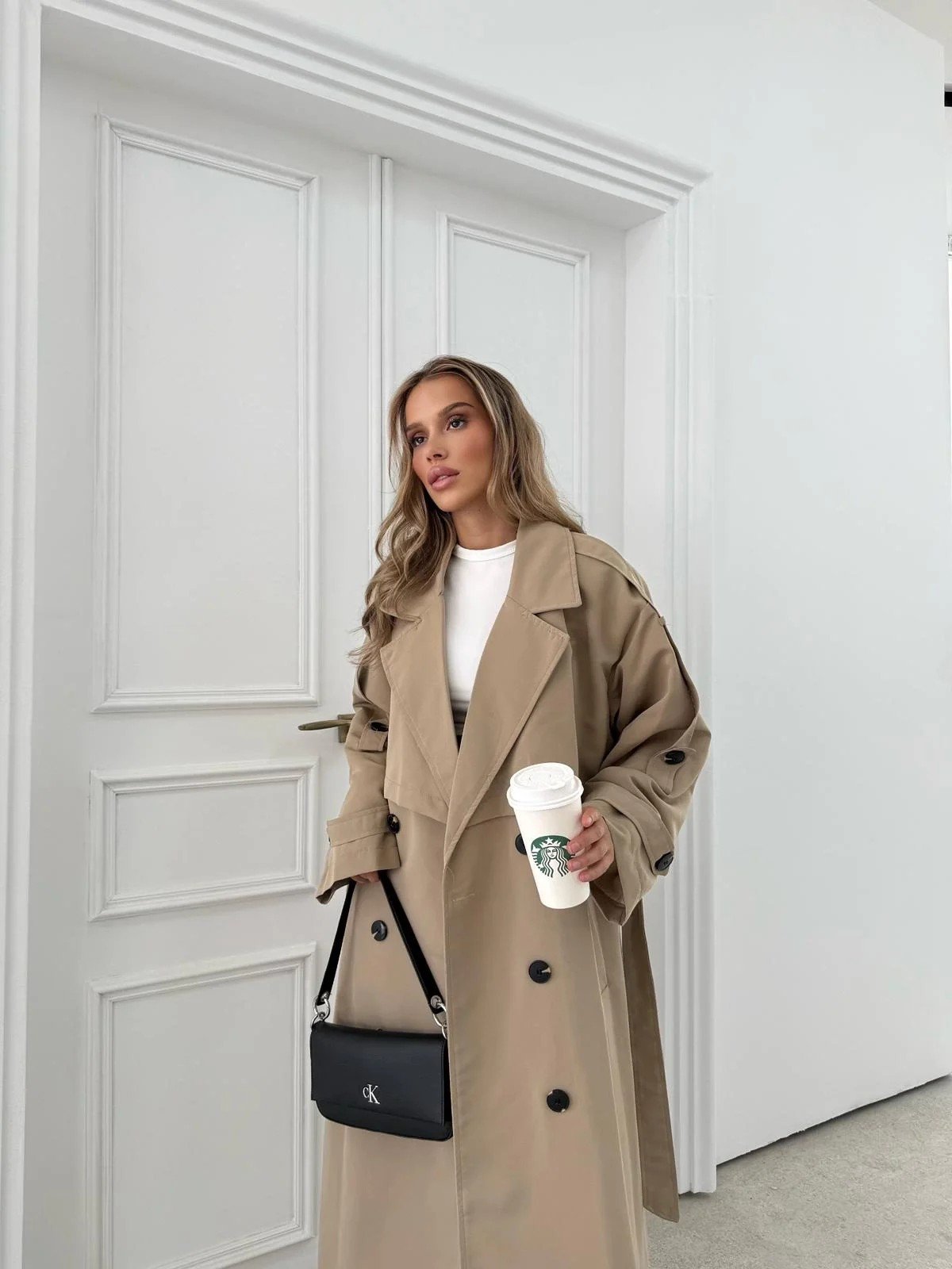 UZUN BEL VE KOL KUŞAKLI DÜĞME DETAY İÇ ASTARLI OVERSİZE TRENÇKOT KREM