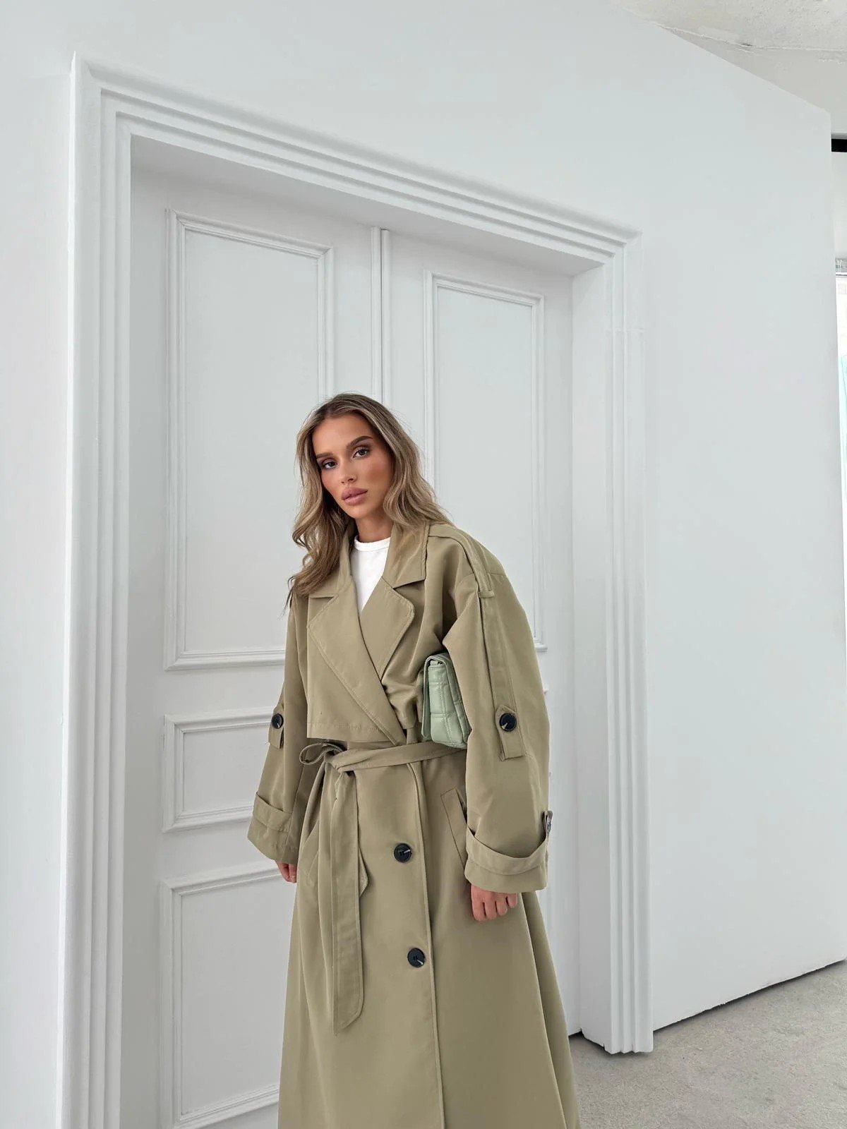 UZUN BEL VE KOL KUŞAKLI DÜĞME DETAY OVERSİZE İÇ ASTARLI TRENÇKOT YEŞİL