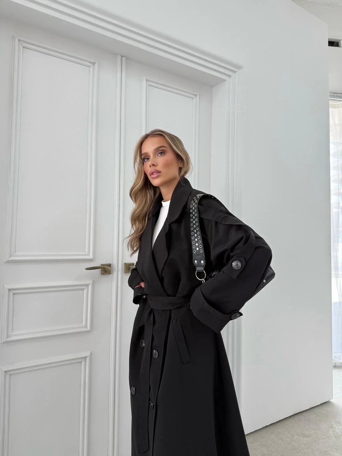 UZUN BEL VE KOL KUŞAKLI DÜĞME DETAY OVERSİZE İÇ ASTARLI TRENÇKOT SİYAH