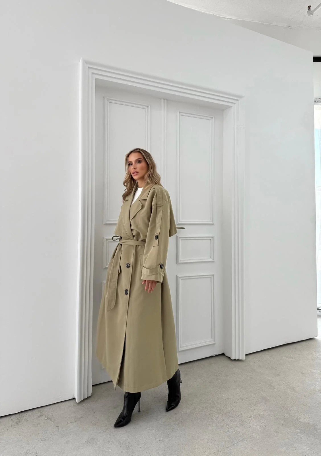 UZUN BEL VE KOL KUŞAKLI DÜĞME DETAY OVERSİZE İÇ ASTARLI TRENÇKOT YEŞİL