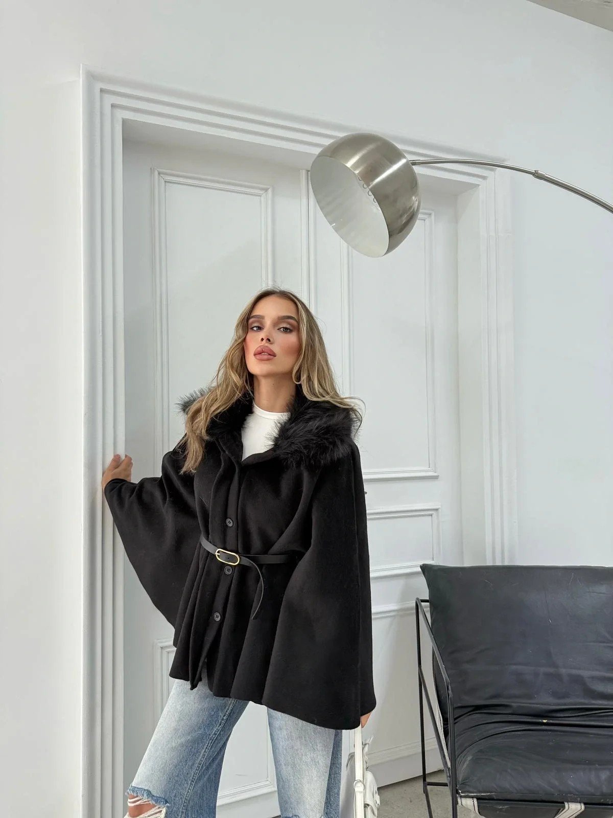 YAKA KÜRK DETAY KEMERLİ KAŞE PANÇO SİYAH