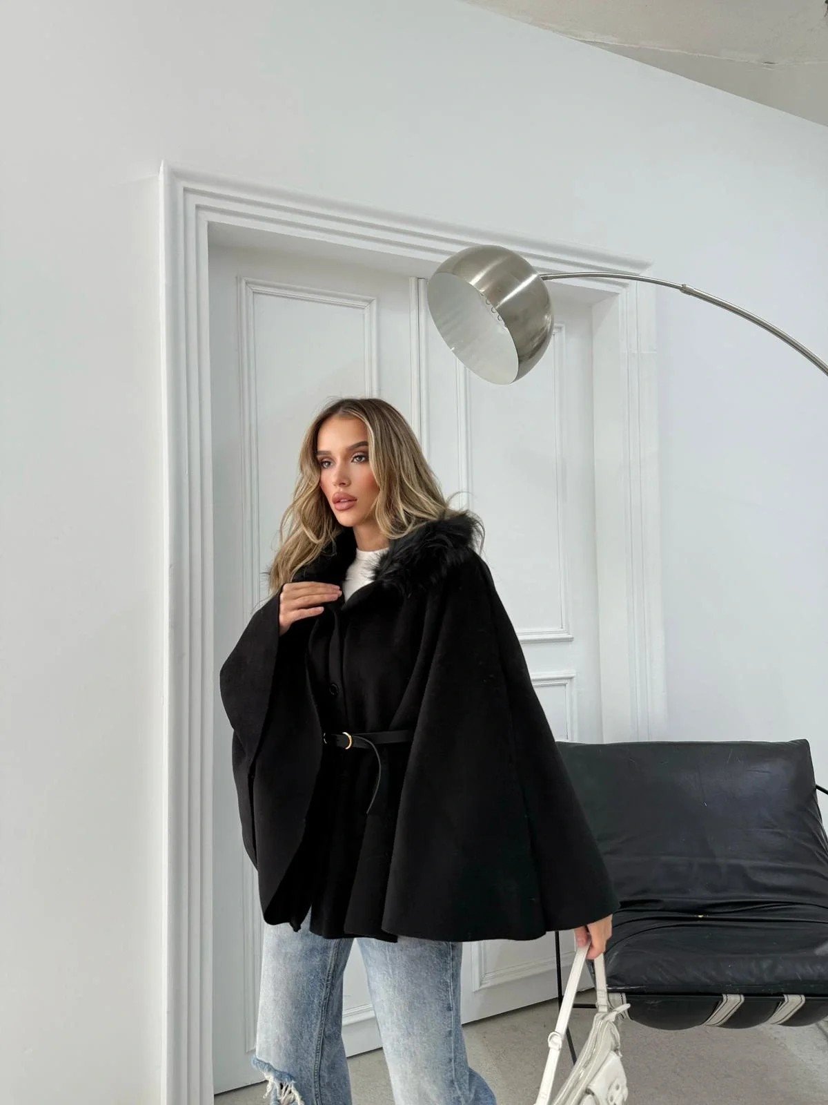 YAKA KÜRK DETAY KEMERLİ KAŞE PANÇO SİYAH