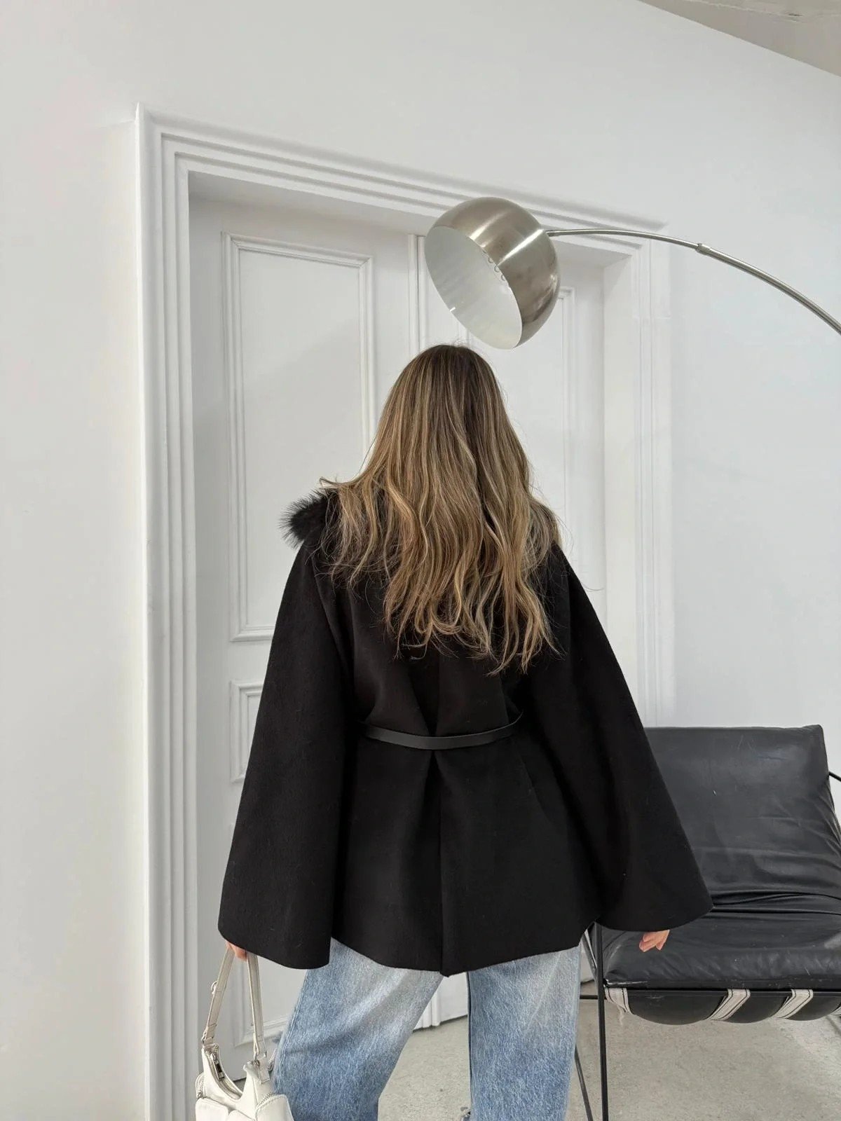 YAKA KÜRK DETAY KEMERLİ KAŞE PANÇO SİYAH