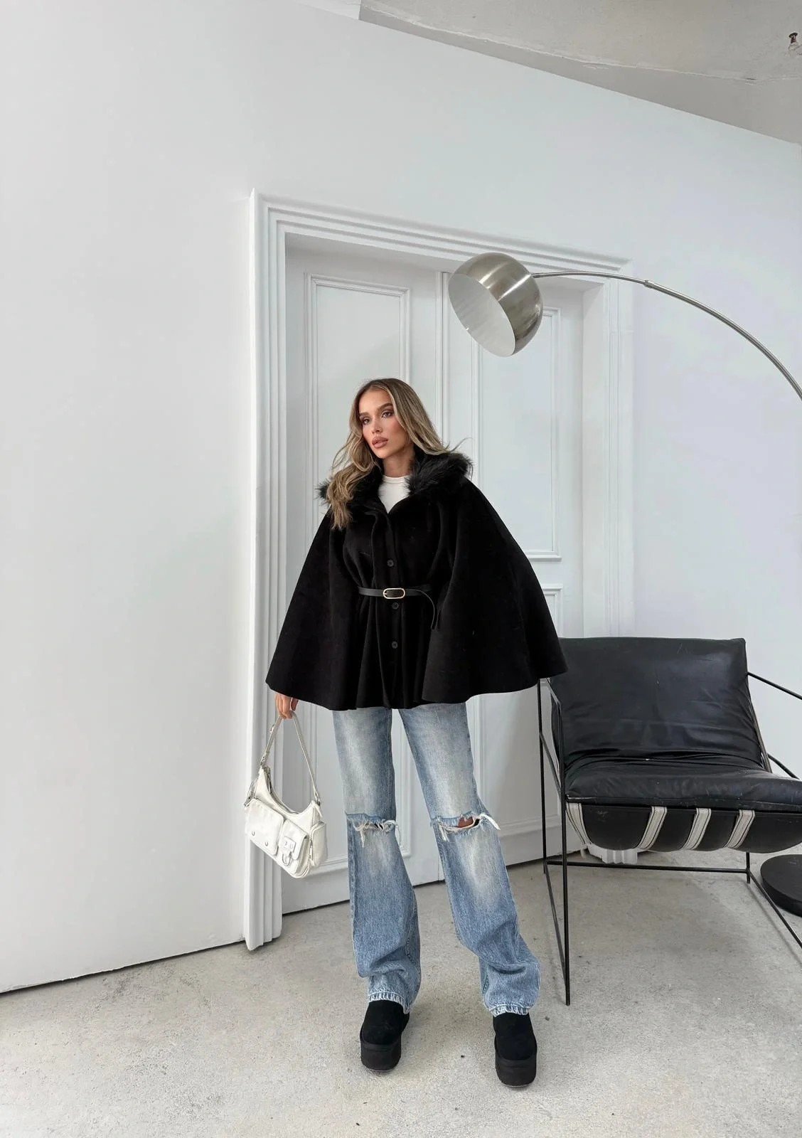 YAKA KÜRK DETAY KEMERLİ KAŞE PANÇO SİYAH