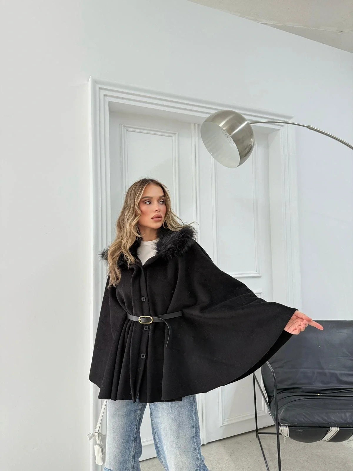 YAKA KÜRK DETAY KEMERLİ KAŞE PANÇO SİYAH