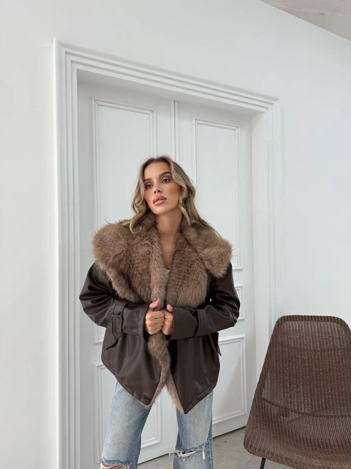 YAKA KÜRK VE BEL KUŞAKLI DERİ MONT KAHVE