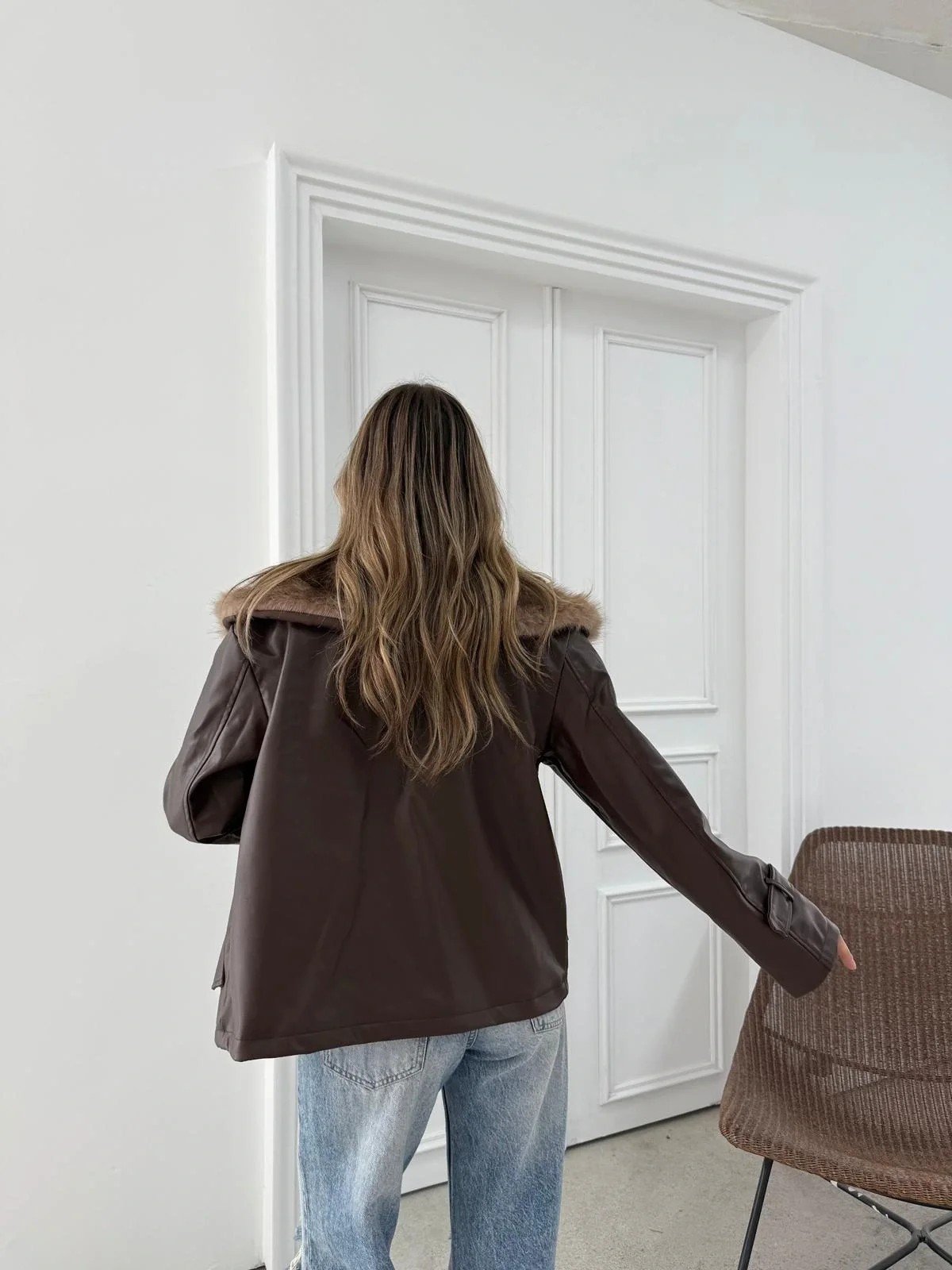 YAKA KÜRK VE BEL KUŞAKLI DERİ MONT KAHVE